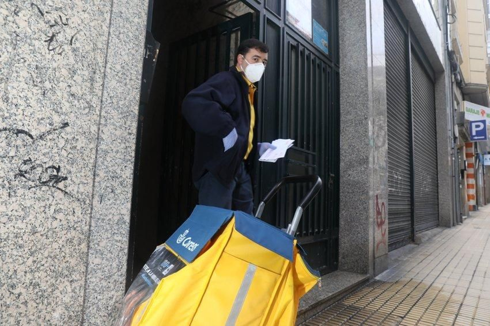 Benito Paz, cartero urbano, reparte cartas durante el confinamiento. Foto: José Paz
