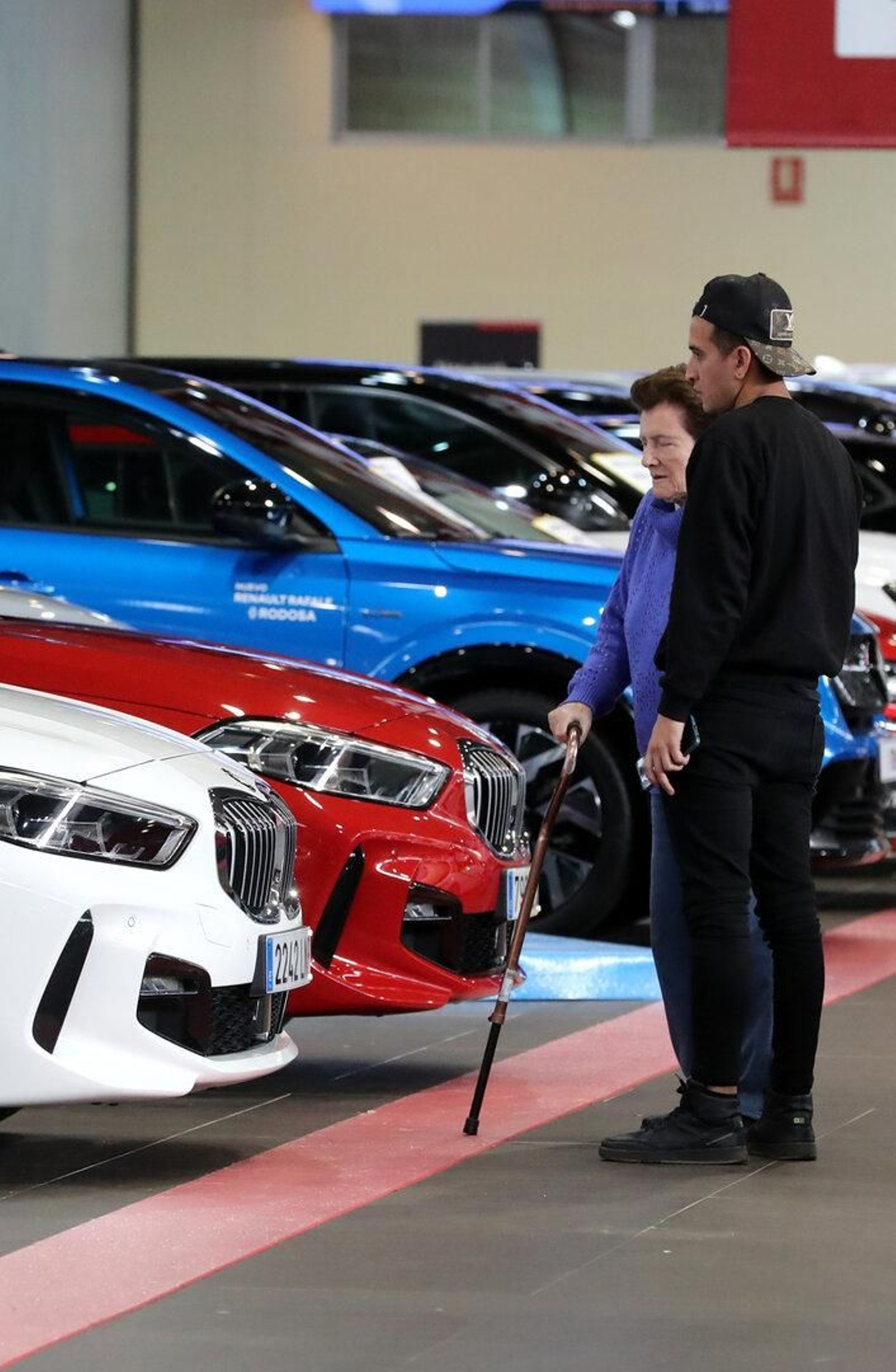 Visitantes viendo algunos de los coches en el Salón del Automovil en Expourense