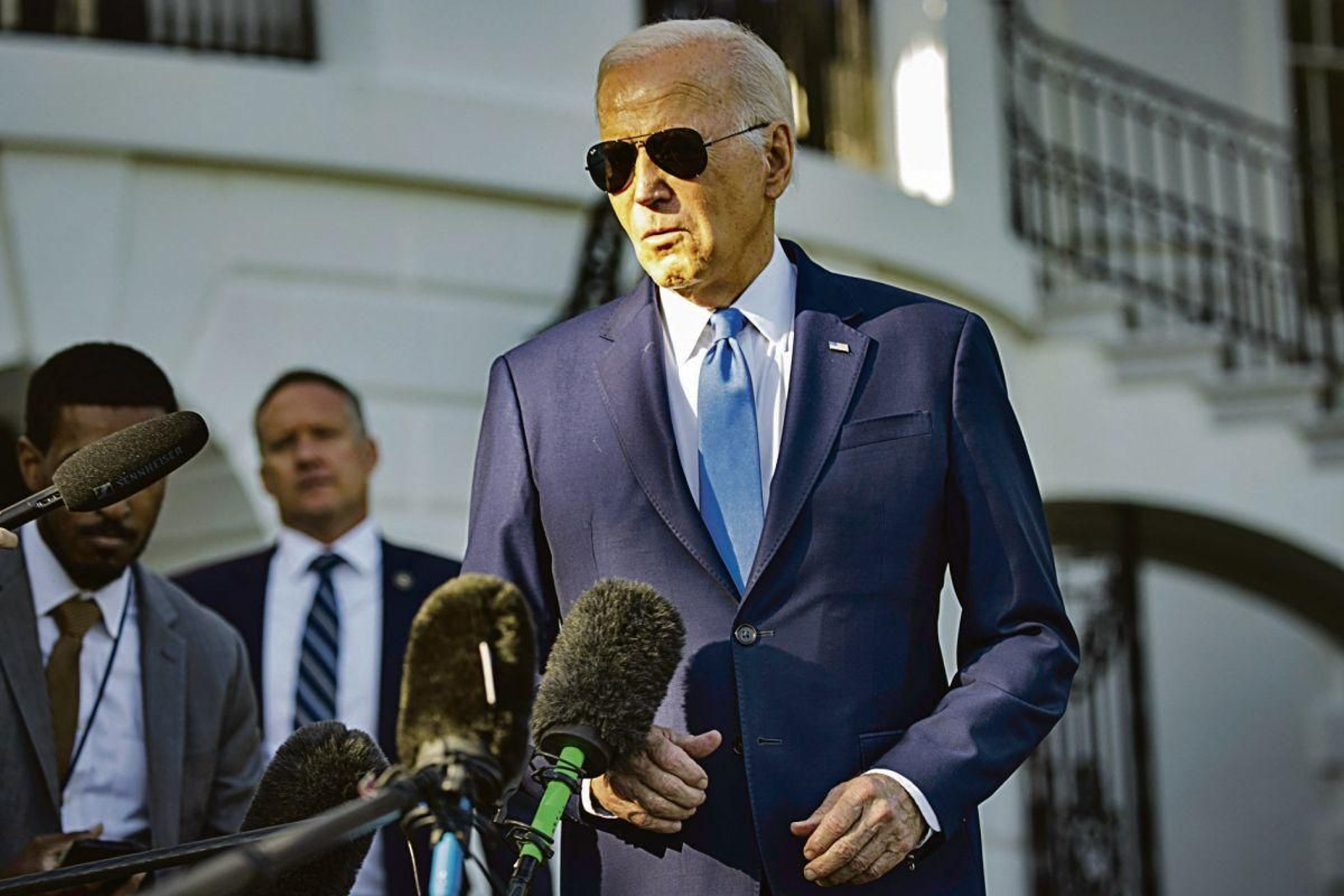 Joe Biden, atendiendo a los medios de comunicación.
