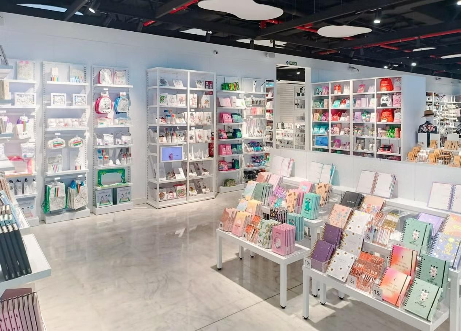 Interior de una tienda de Ale-Hop.