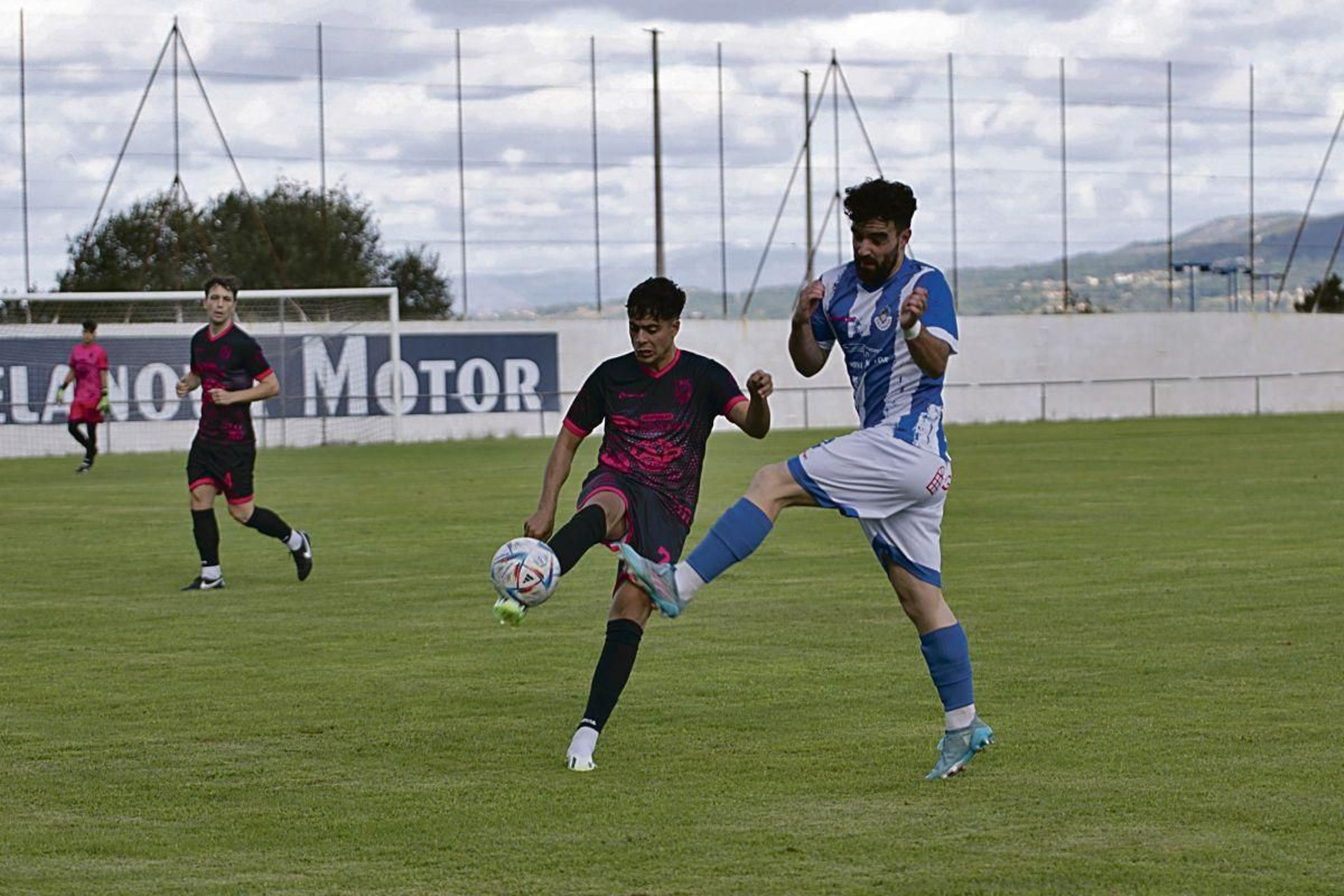 El delantero celanovense Rizos disputa un balón ante Iago, del Velle, durante la pretemporada.