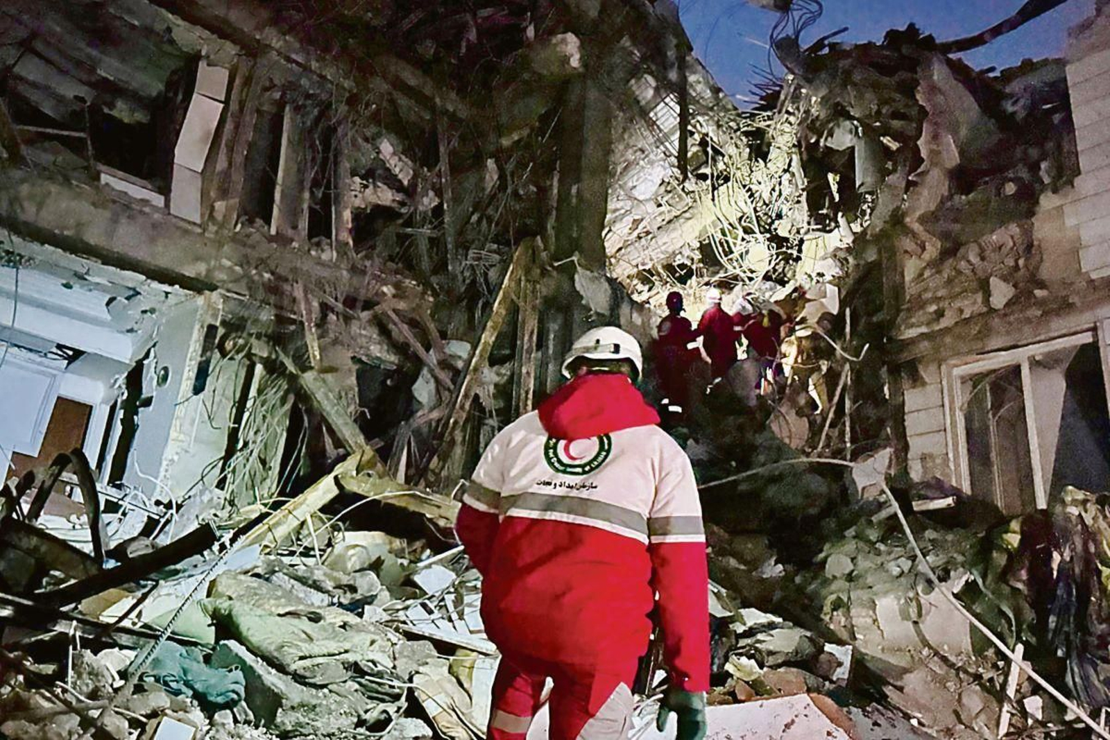 Equipos de rescate, en un edificio de Teherán tras un ataque a principios de marzo.