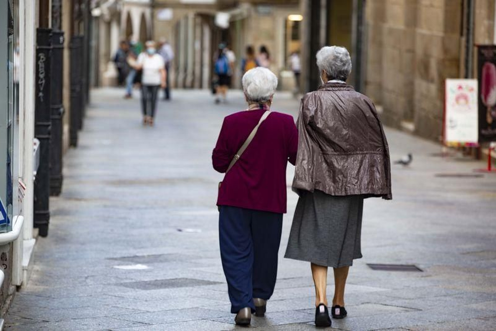 Dos mujeres caminan por el centro de Ourense (XESÚS FARIÑAS).