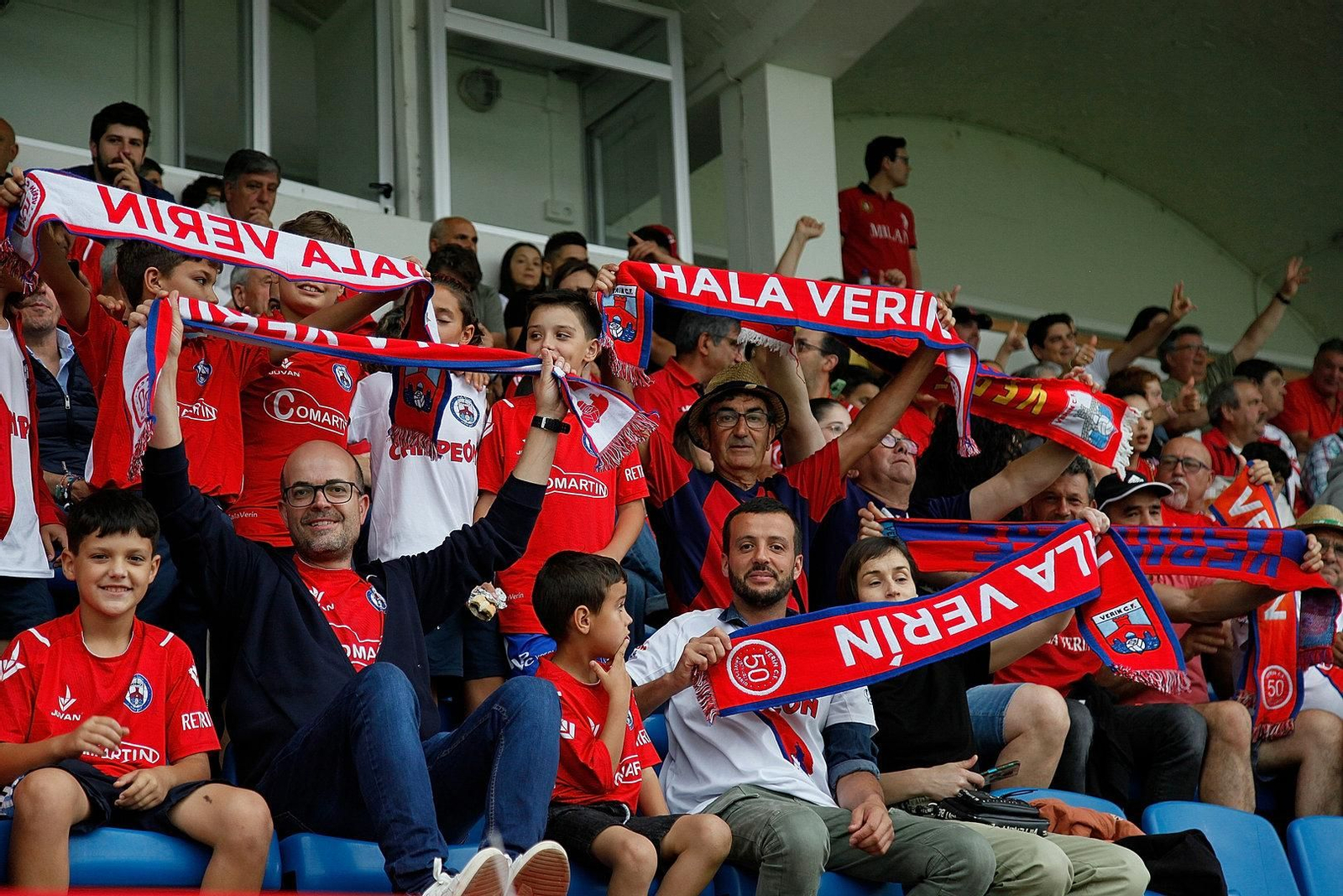 La afición en las gradas animando a los jugadores.