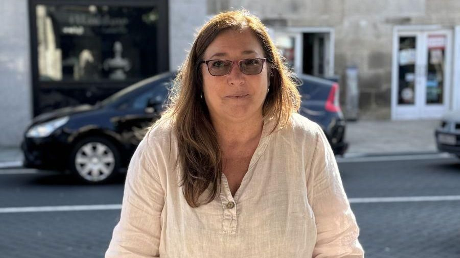 María José Fernández Estévez posa en el espolón de la plaza de Xinzo.