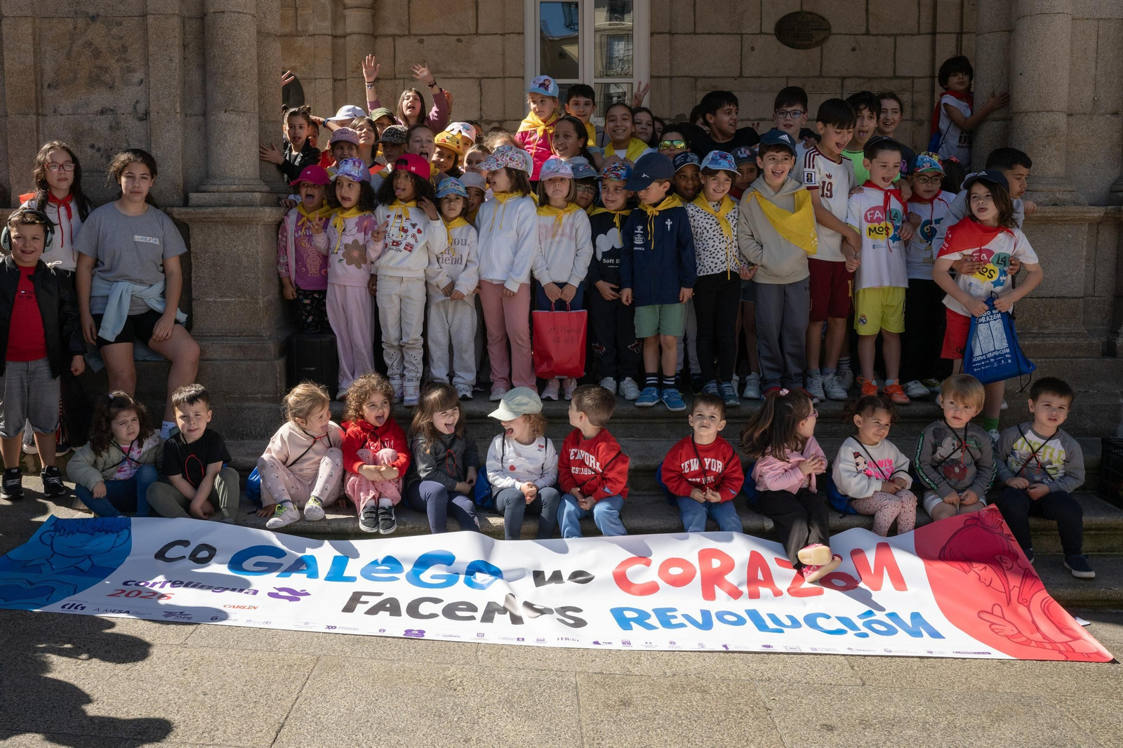 Os rapaces reuníronse na Praza Maior de Ourense coas súas pancartadas do Correlingua 2026.
