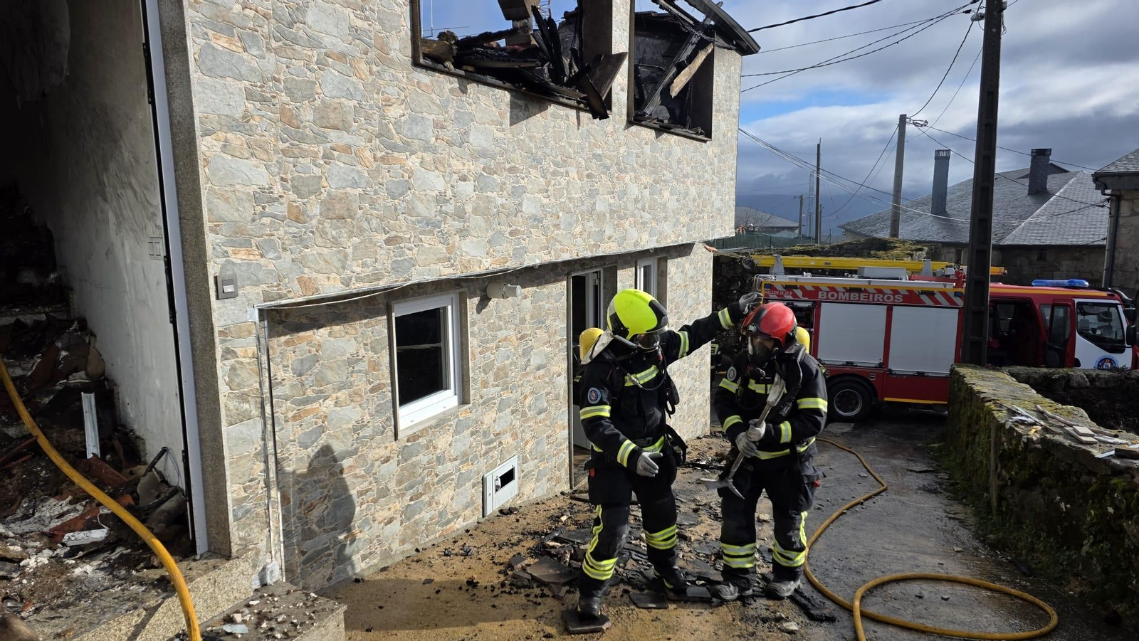 Galería | Así quedó la casa calcinada por el fuego en un incendio en la aldea de Castro, en A Pobra de Trives