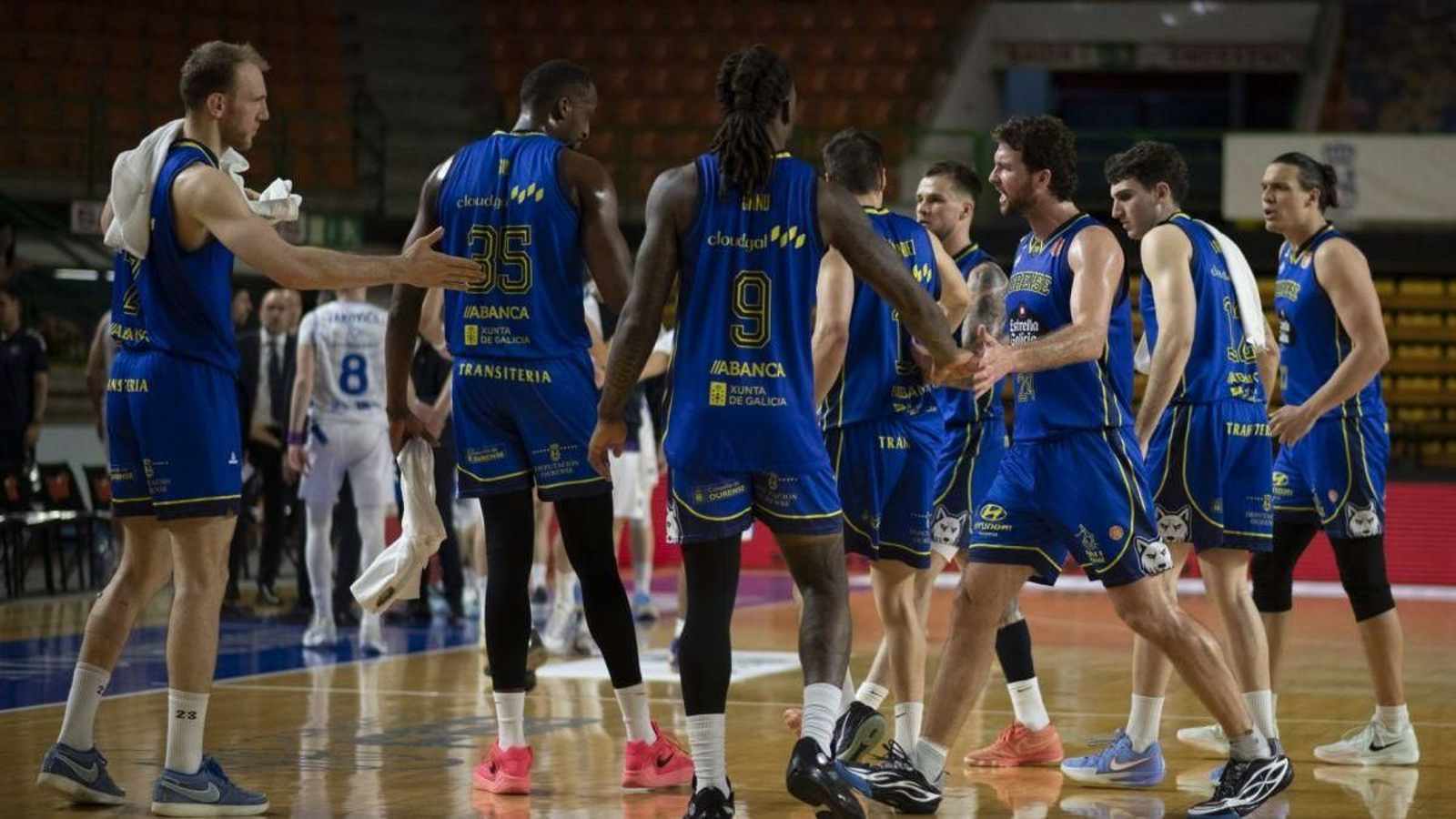 Varios jugadores del COB, en el partido ante el Palencia.