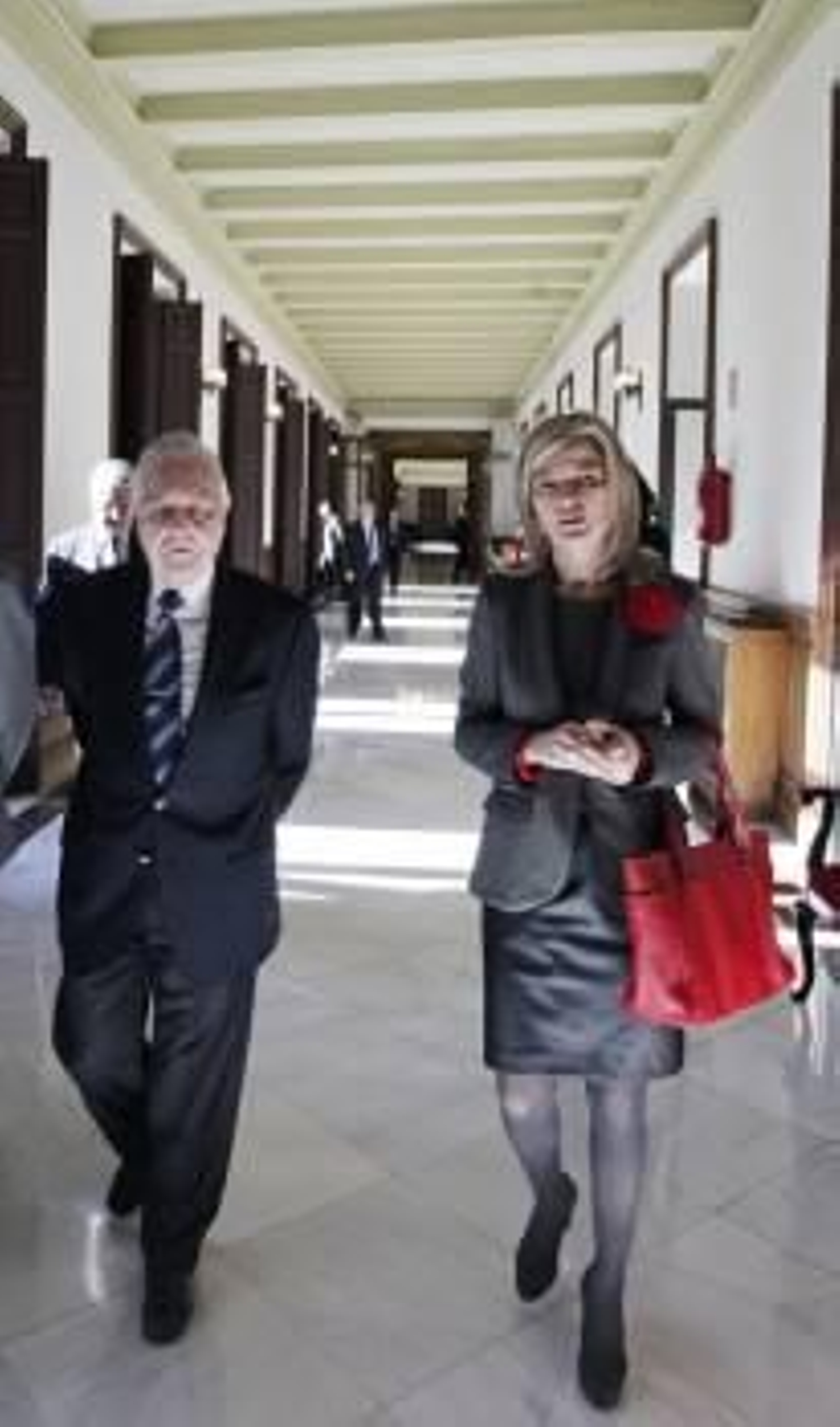 Carlos Dívar, presidente del CGPJ, y Gabriela Bravo. (Foto: SERGIO BARRENECHEA)