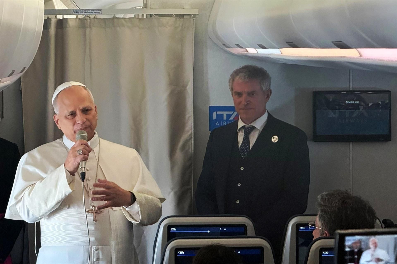 El papa León XIV atiende a los medios durante su viaje a Argel.