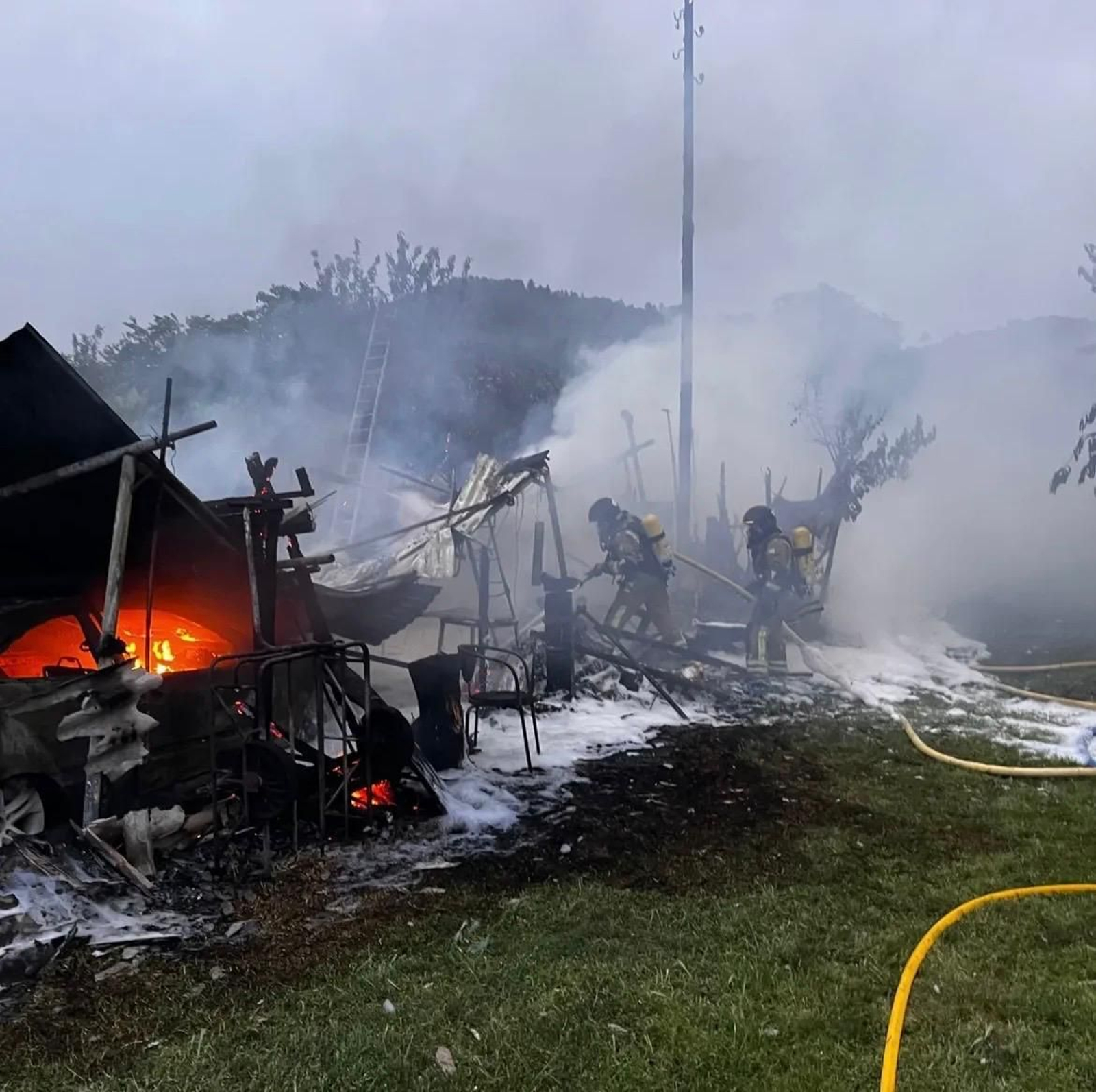 Galería | Calcinados tres coches por un incendio en A Rabaza durante la madrugada