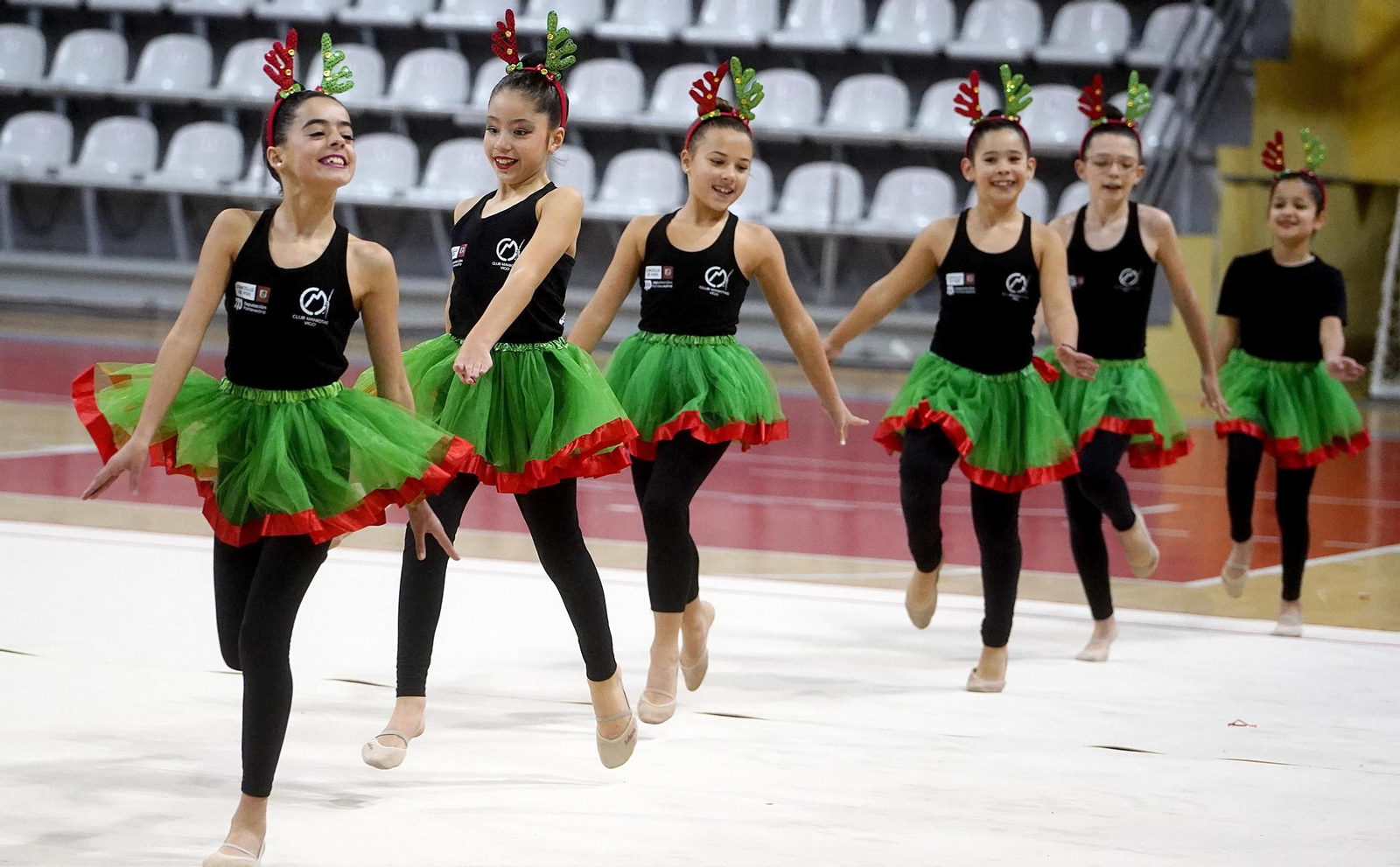 Las jóvenes gimnastas de la entidad olívica disfrutaron e hicieron disfrutar con sus ejercicios corales sobre la pista del pabellón.