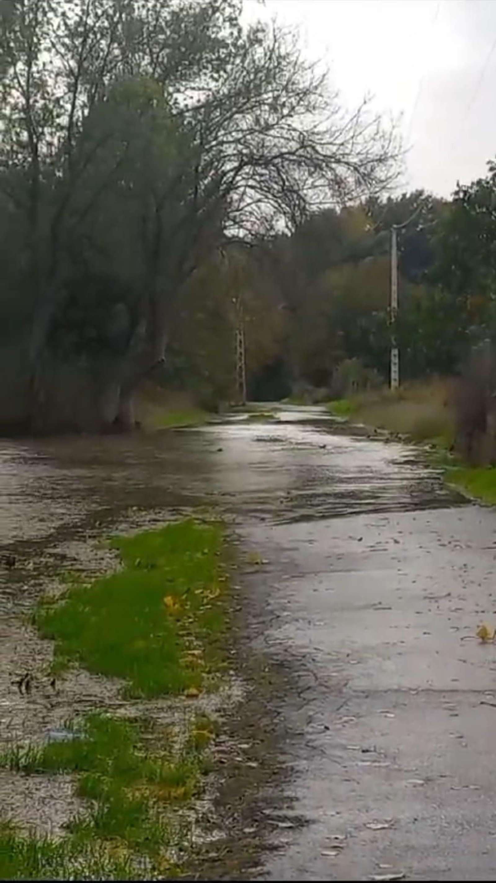 El agua corta carreteras en A Rúa