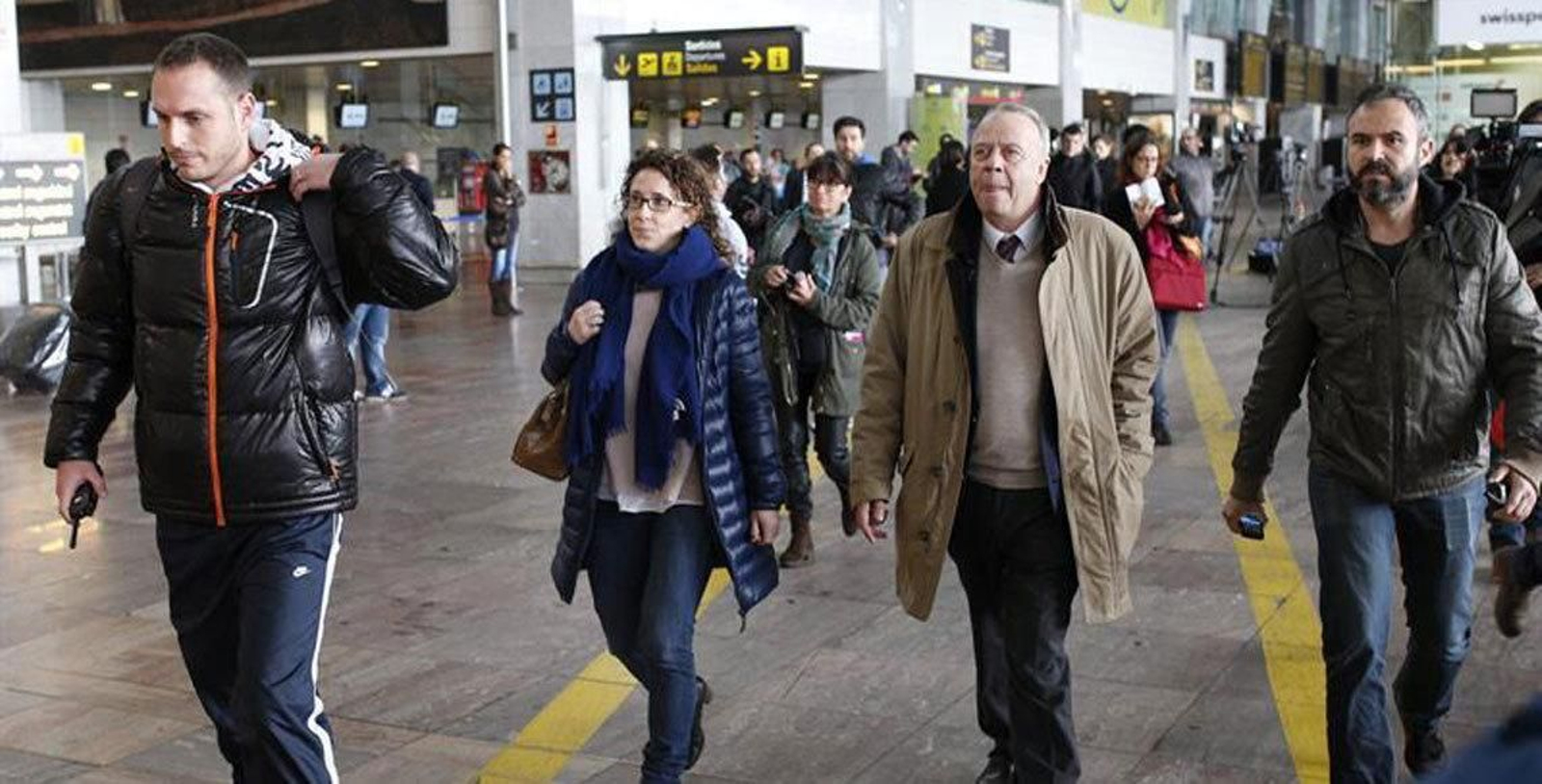 Familiares y conocidos de las víctimas buscan información en el aeropuerto de El Prat.