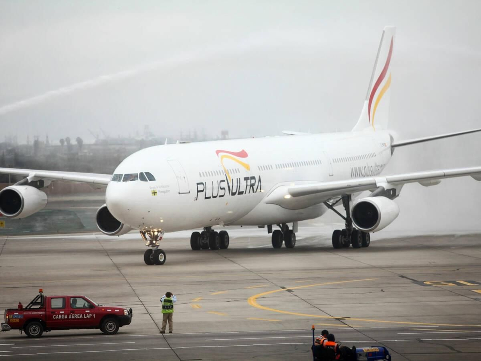 Un avión de Plus Ultra, la aerolínea rescatada por el Gobierno, toma tierra en un aeropuerto.