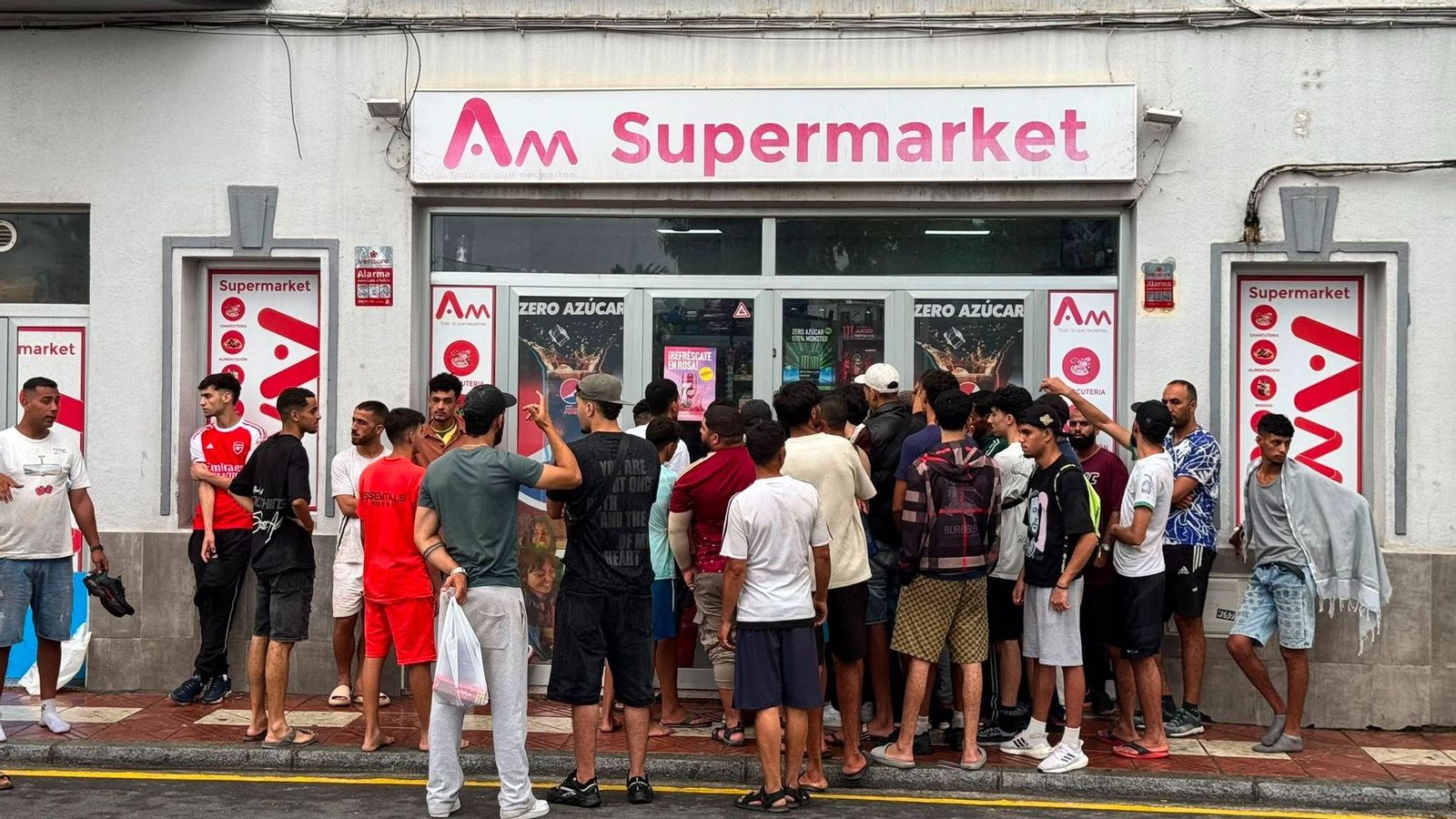 Un supermercado cierra sus puertas en Ceuta.