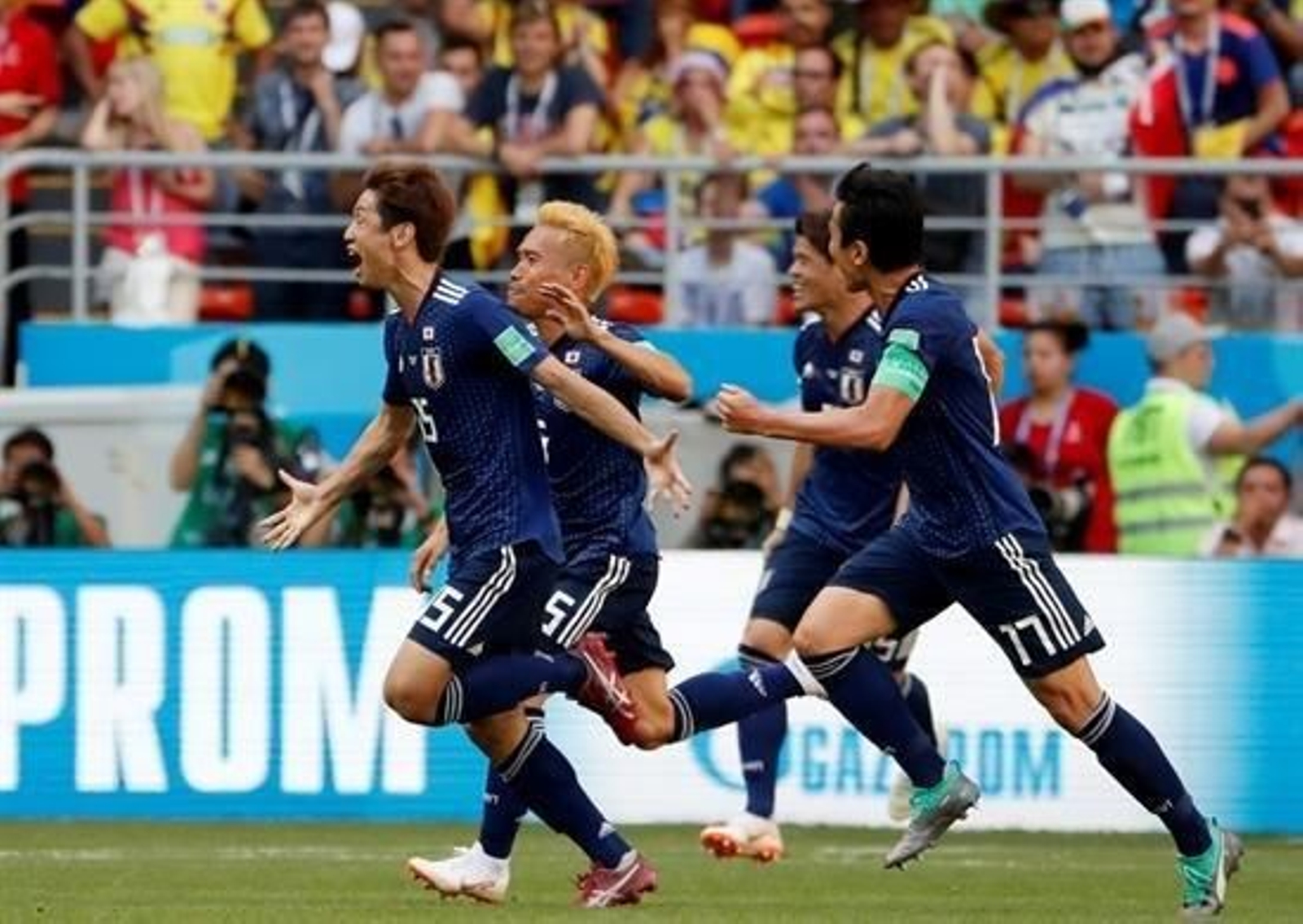 Los jugadores de la selección nipona celebran el tanto que les dio la victoria frente a Colombia.