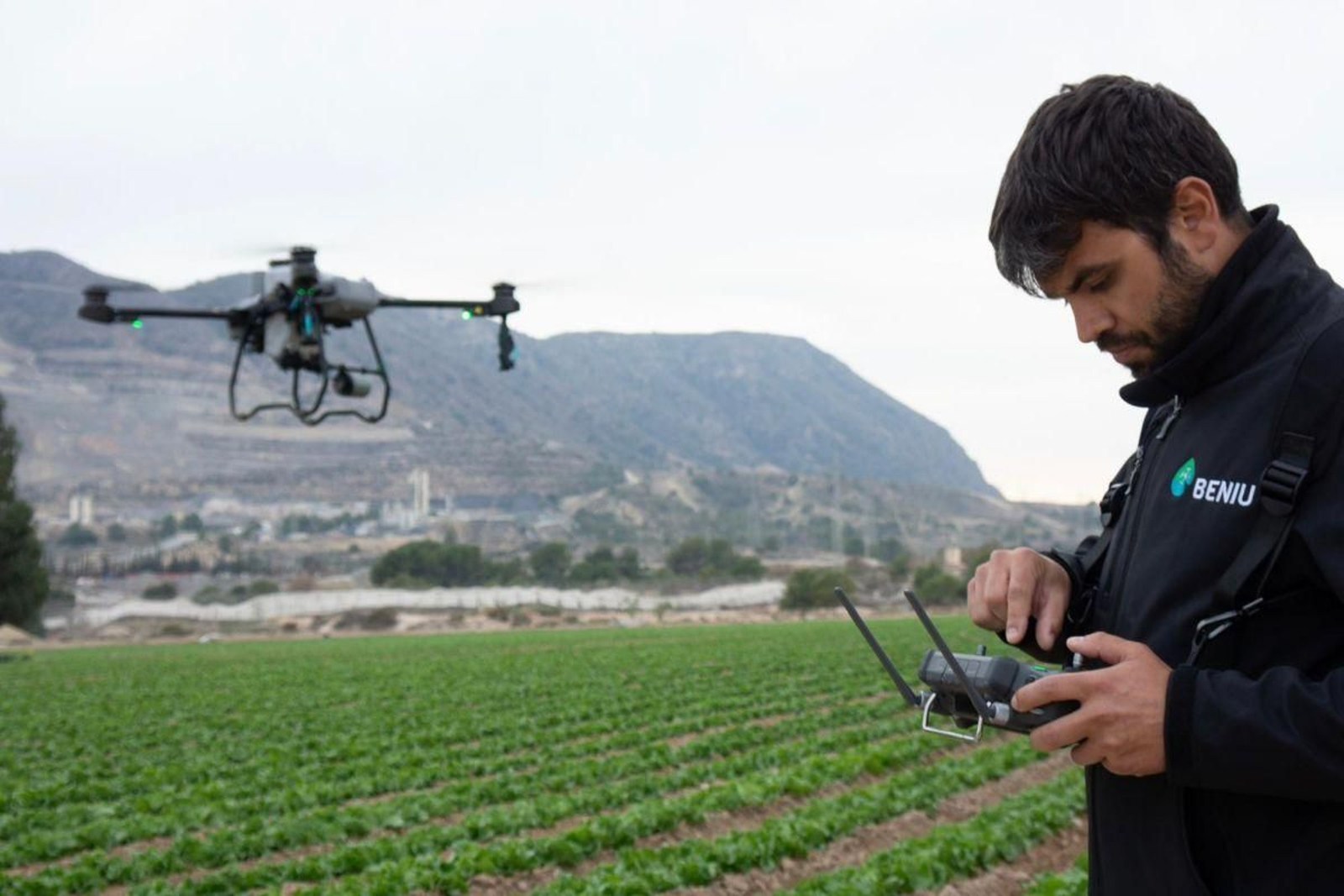 David Blanco conduciendo un dron.