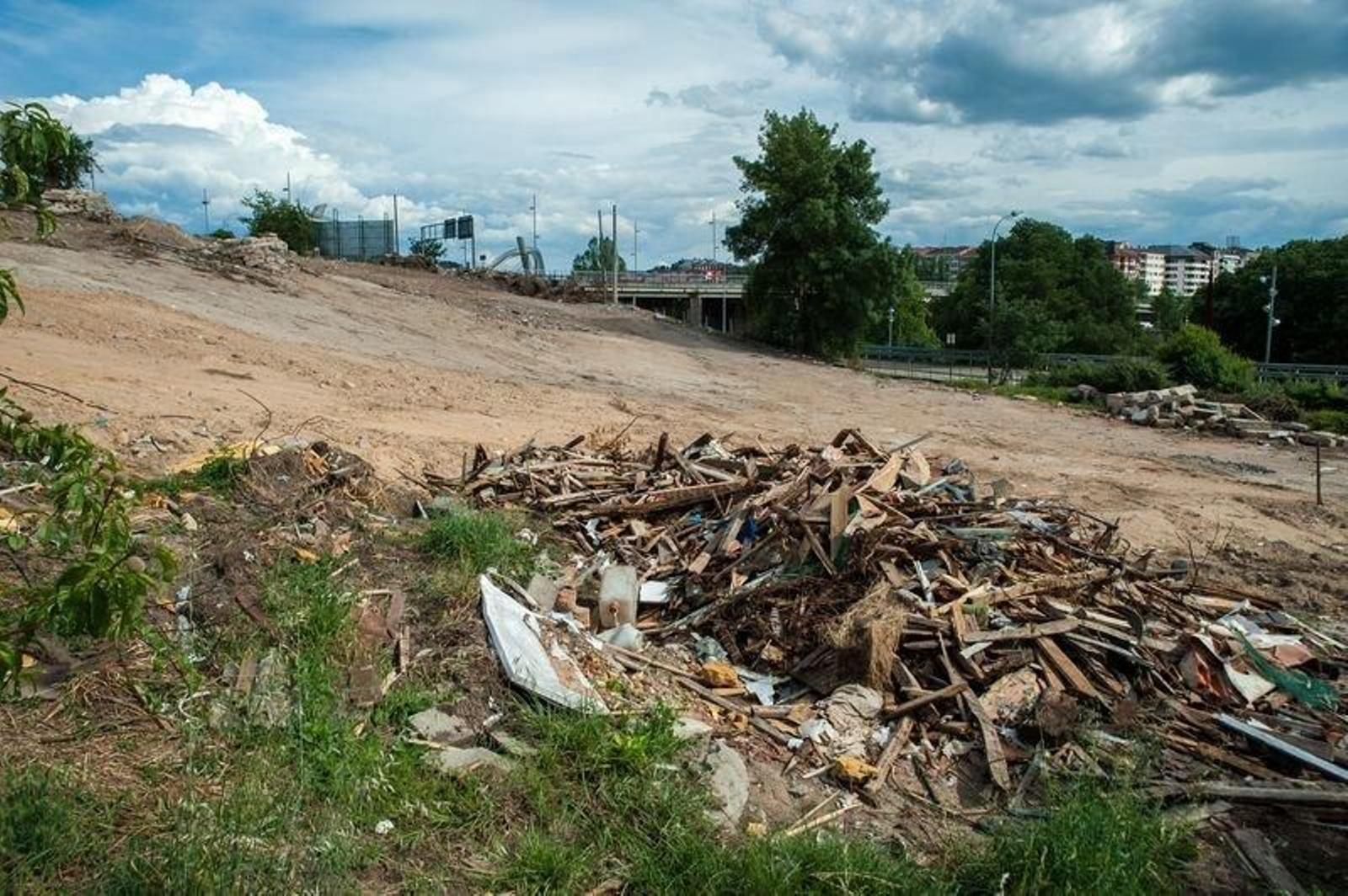 En la parcela aún quedan restos de la madera de las casas deshabitadas.