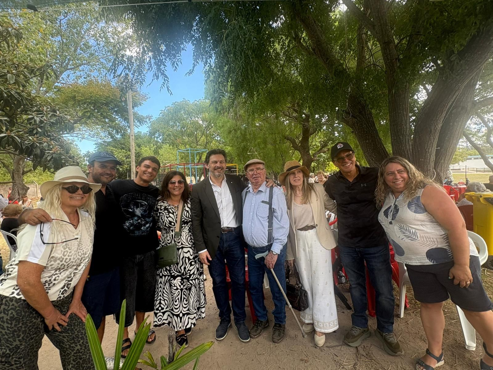 El secretario xeral da Emigración con gallegos participantes en la Romería