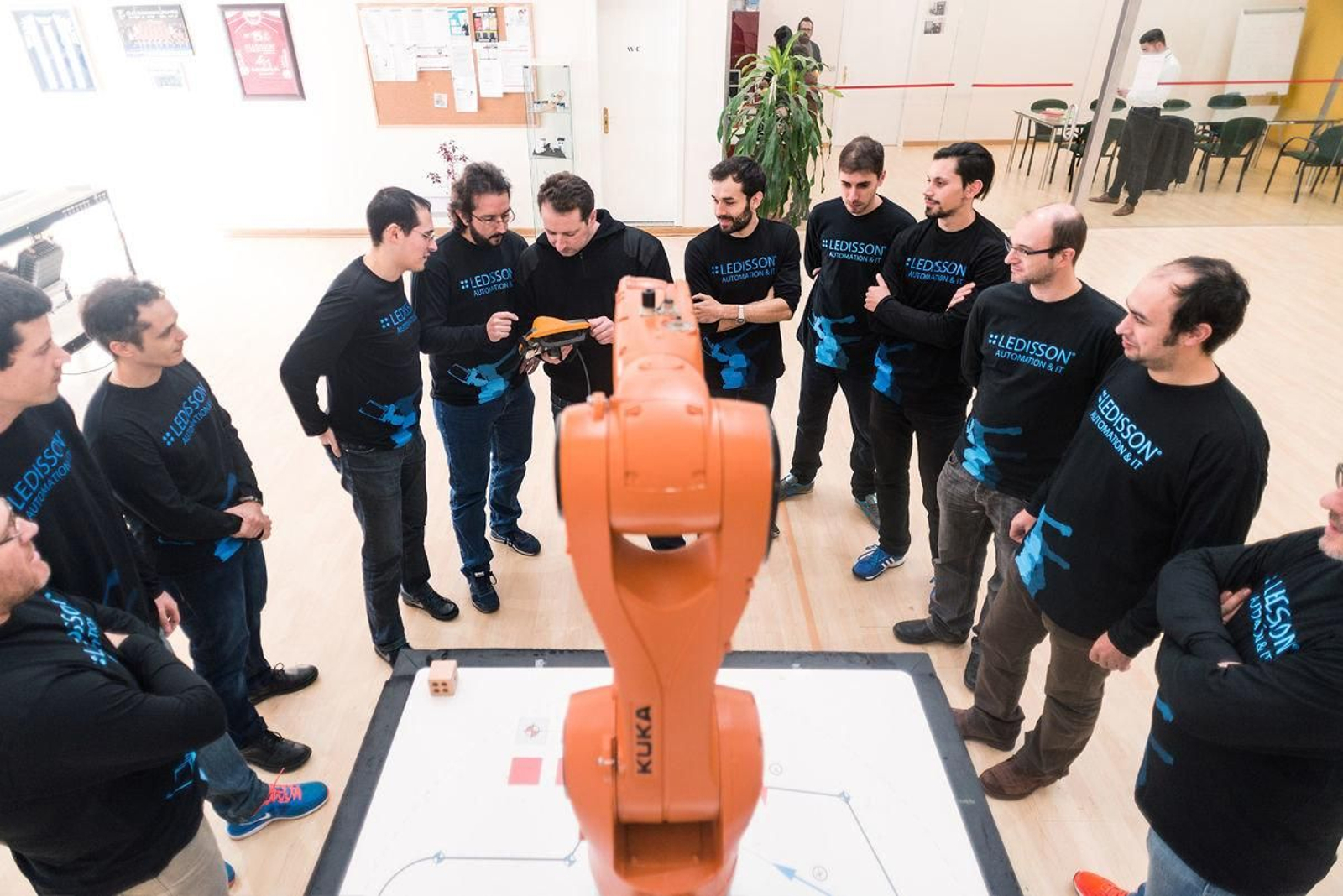 Aula de formación de Ledisson, donde los técnicos completan sus estudios públicos para el mercado laboral.