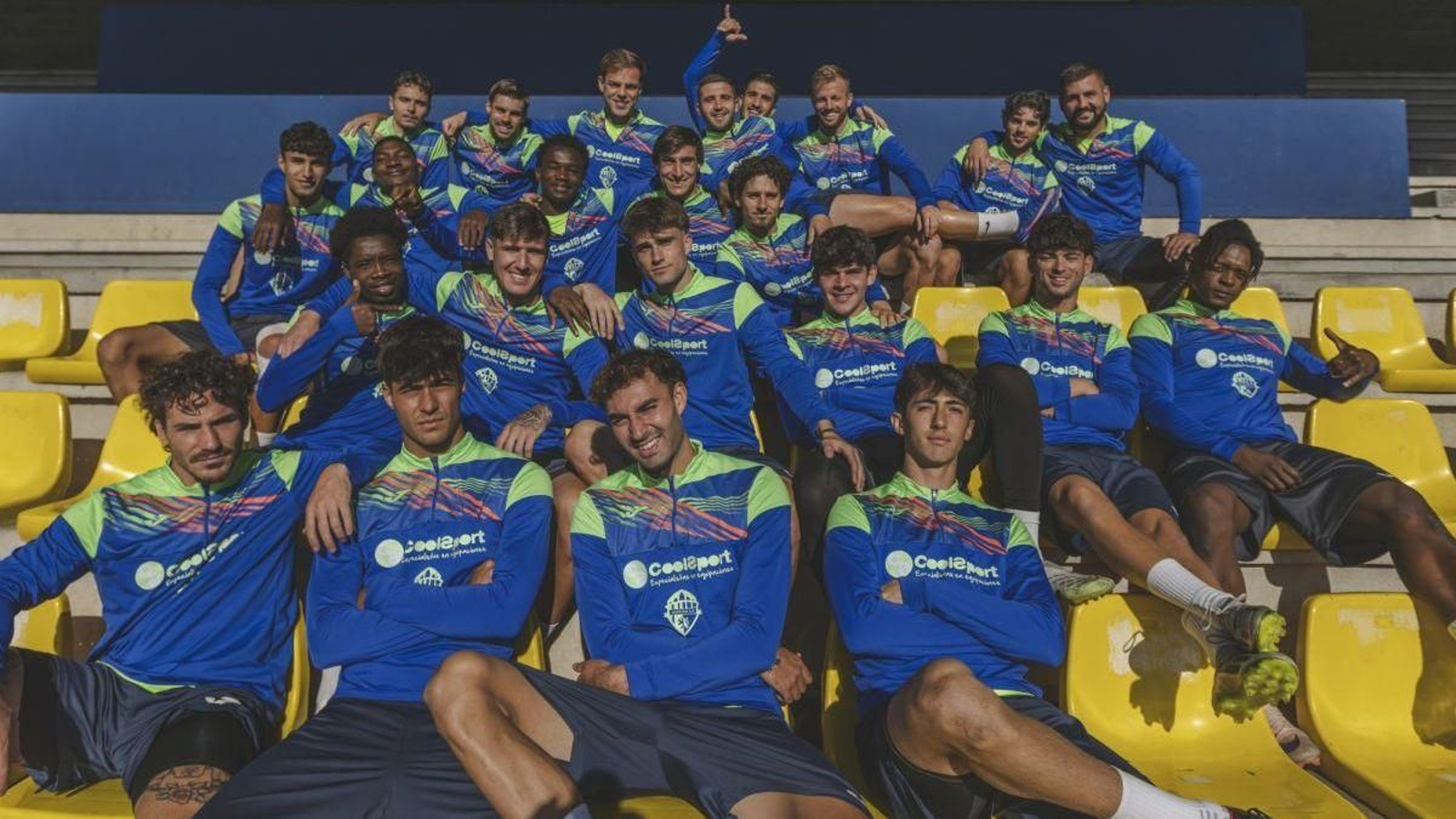 La plantilla del Ourense CF, en las gradas de Oira antes de un entrenamiento.