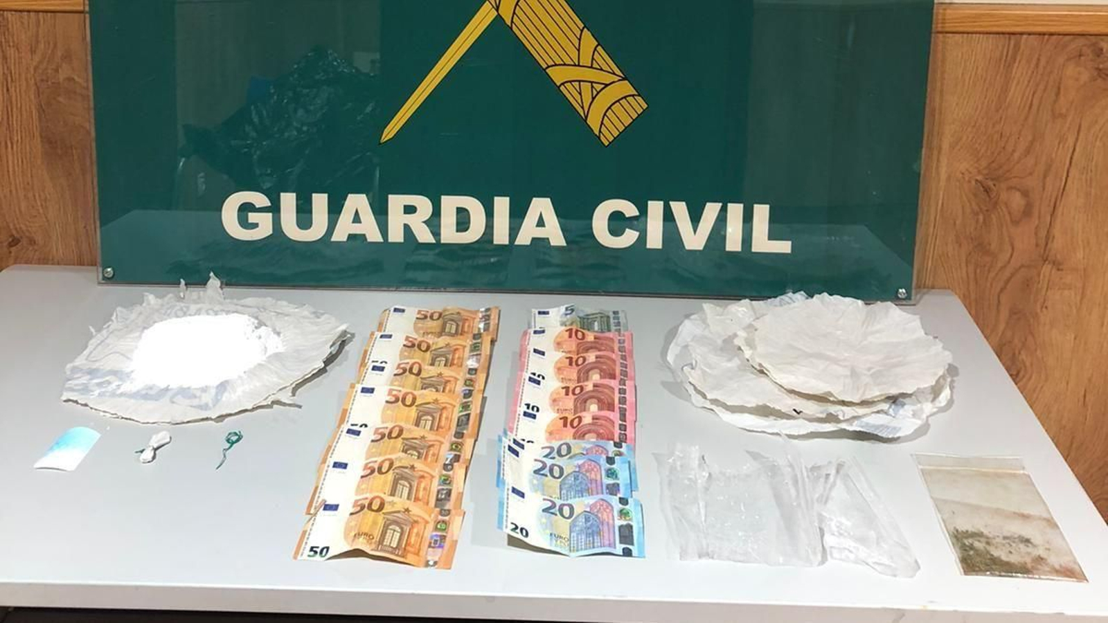 Artículos incautados por la Guardia Civil en A Rúa