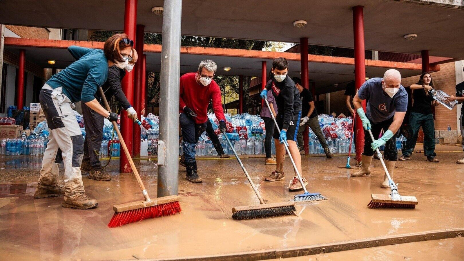 Voluntarios retiran agua tras la DANA | Foto: Europa Press