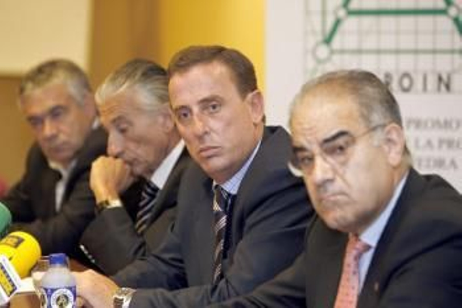 Javier Garrido, flanqueado por Alvariño (CEP) y García Costas (Cámara de Comercio).