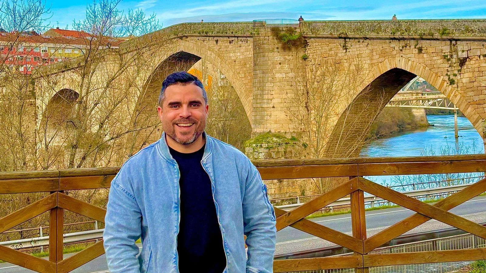 Luis Álvarez, cubano afincando en Ourense hace cinco años y medio, junto al Puente Romano.