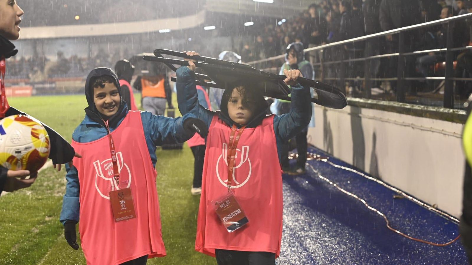 La lluvia fue protagonista, pero no restó ilusión a los más pequeños.