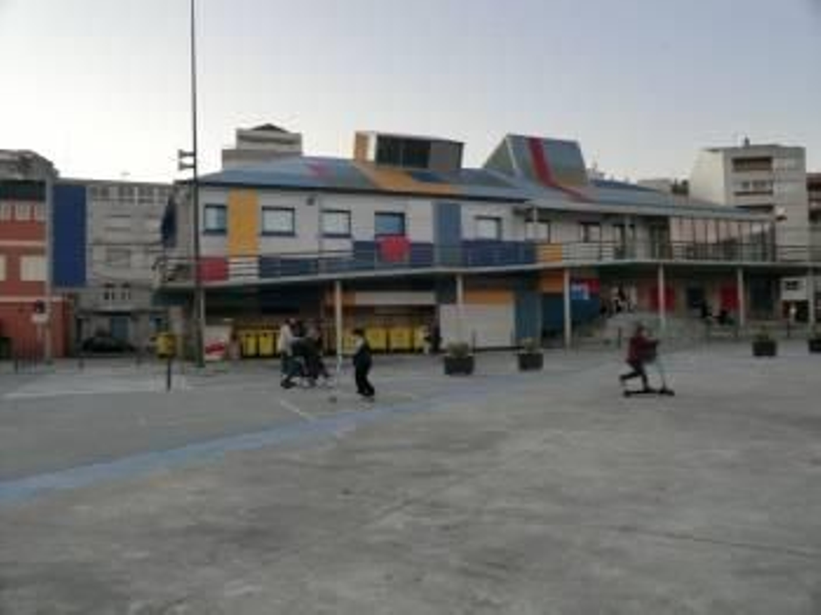 Los niños jugando ayer con los regalos de Papa Noel ante la plaza de abastos de Moaña.
