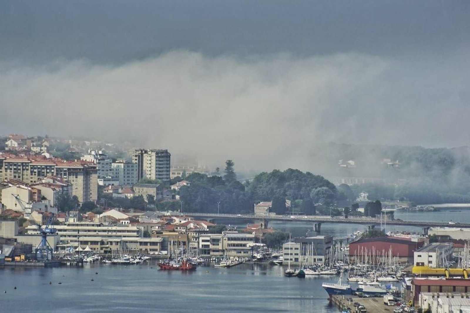La niebla se cebó con el centro de la ciudad y la Ría de Vigo durante toda la mañana, al caer la temperatura subitamente.