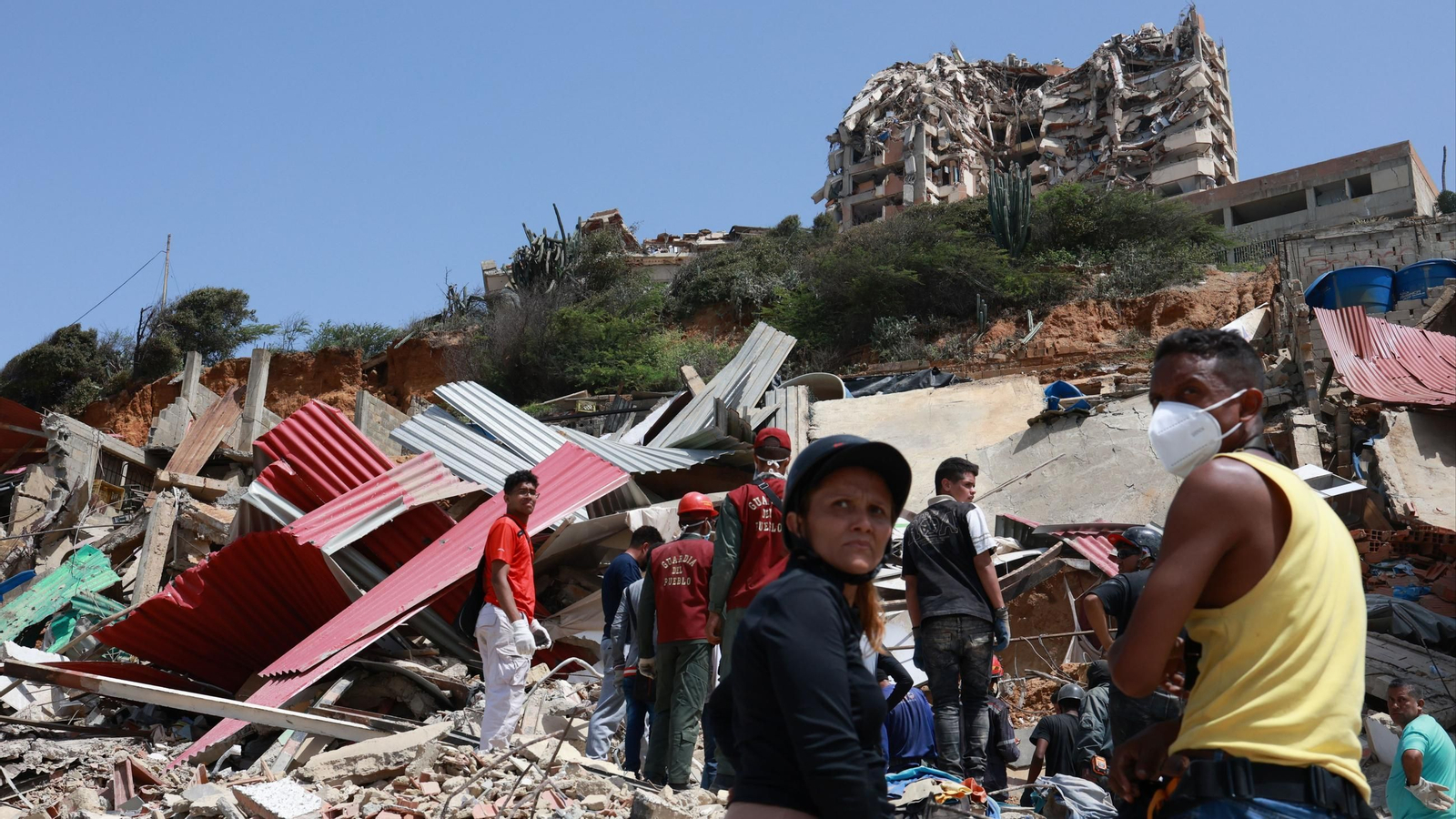 La gente busca supervivientes entre los escombros tras los devastadores terremotos en La Guaira