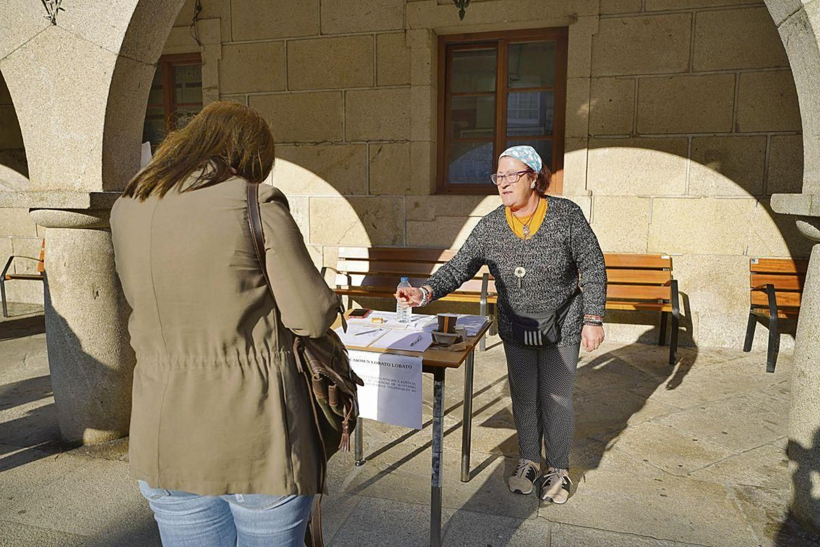 Carmen se coloca de lunes a viernes, en un horario de 9 a 13:30 horas,  a recoger firmas en los soportales del Concello de Redondela.