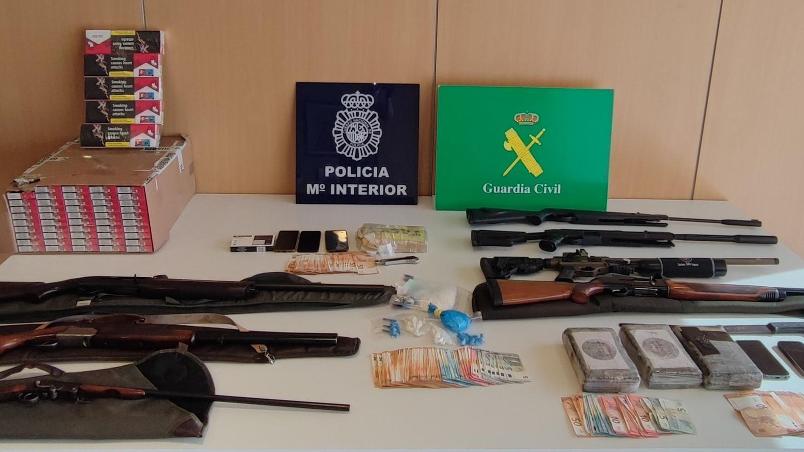 Armas incautadas en el operativo de la Guardia Civil y Policía Nacional.