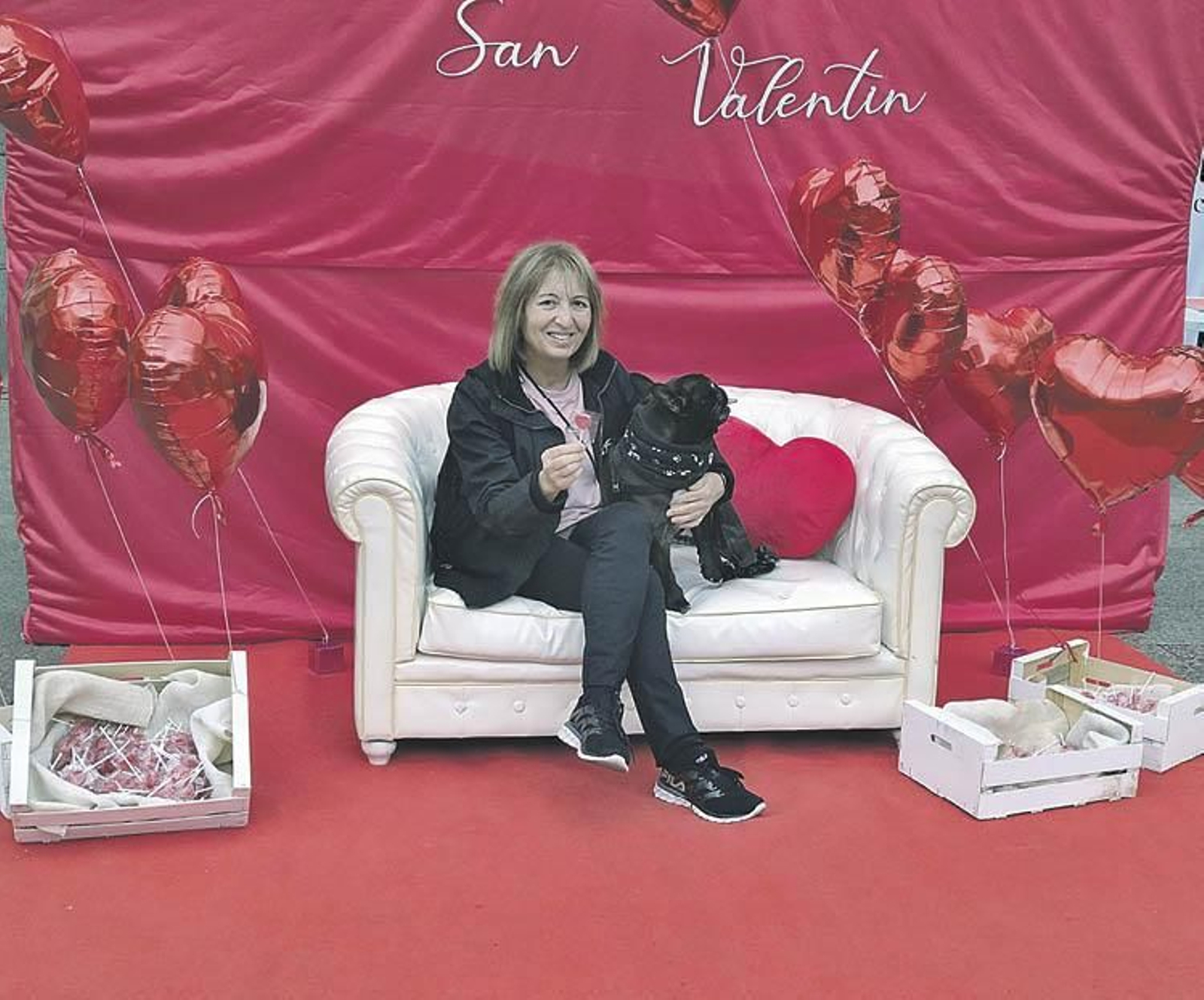 Posando con la mascota en la campaña de San Valentín. (J.C.)