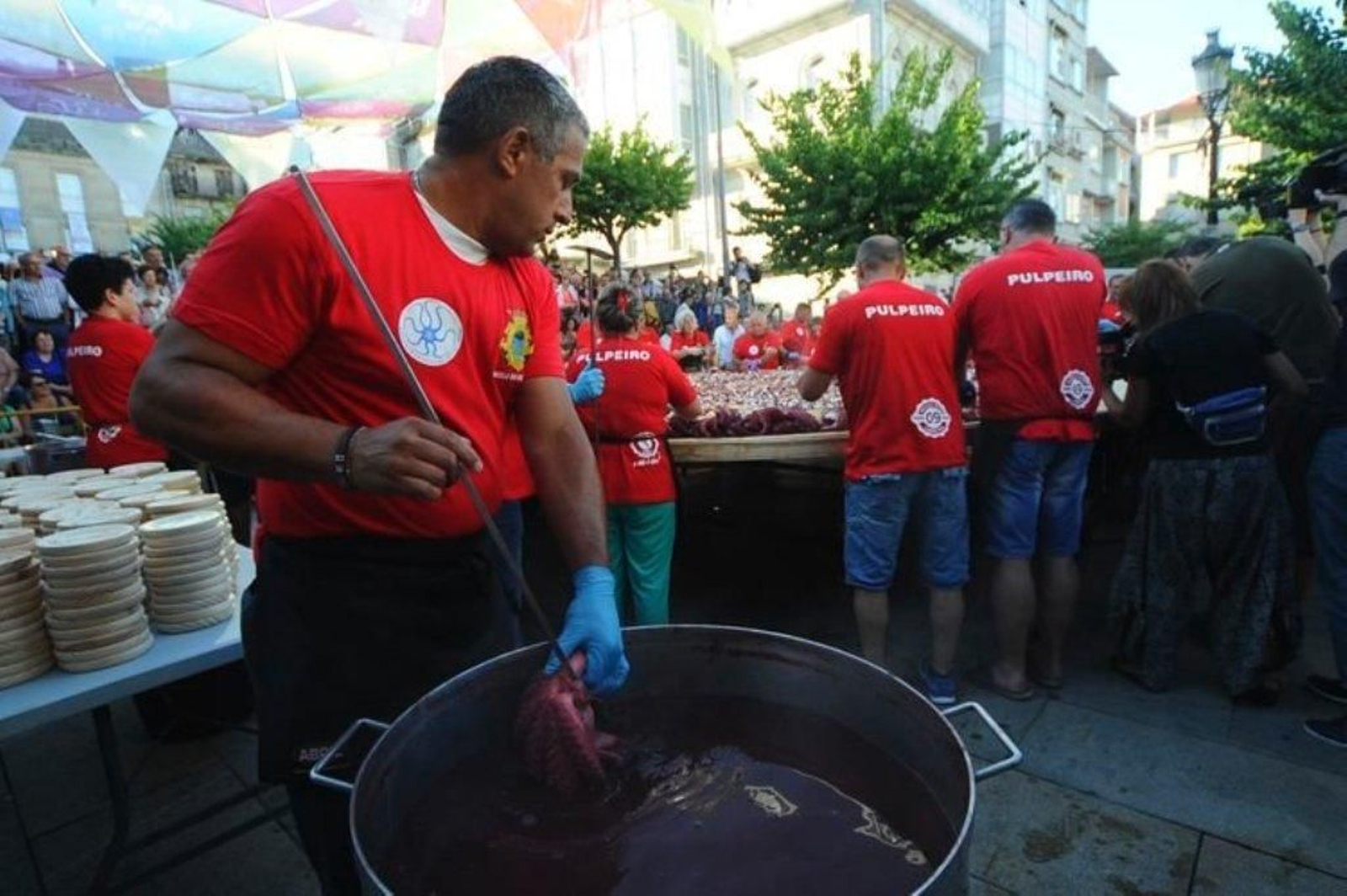 La elaboración de la tapa de pulpo más grande del mundo en Carballino 05