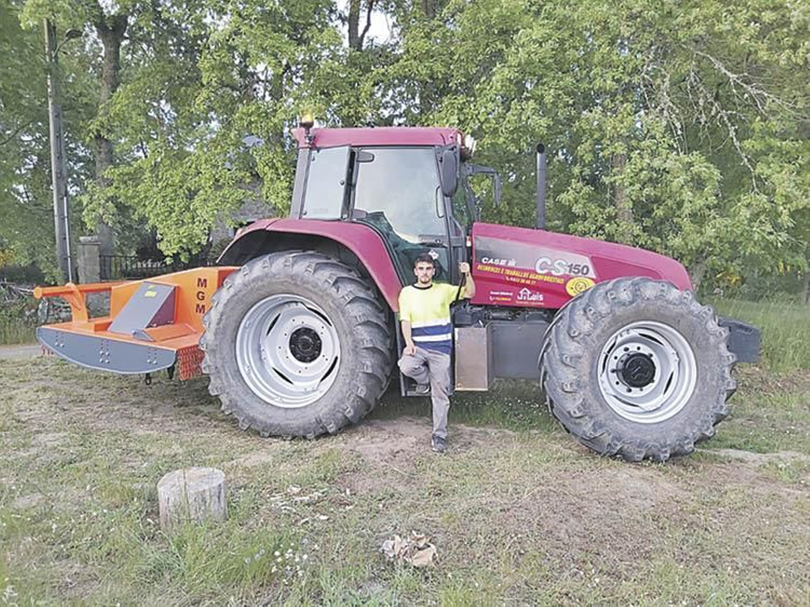 Jordi Basalo, uno de los autónomos incorporados al padrón, con uno de sus tractores.