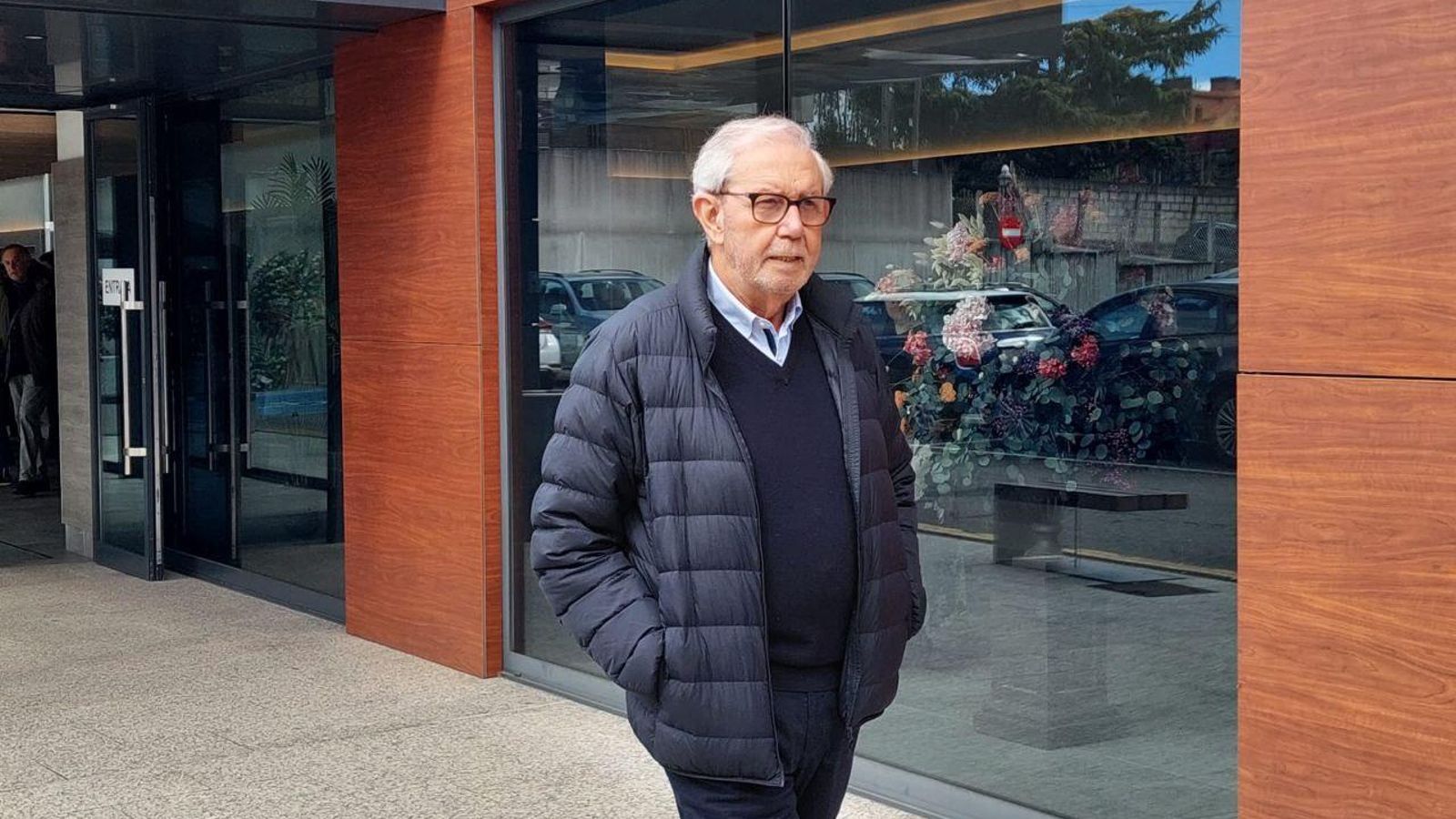 Llegada de Emilio Pérez Touriño al tanatorio pontevedrés de San Marcos.