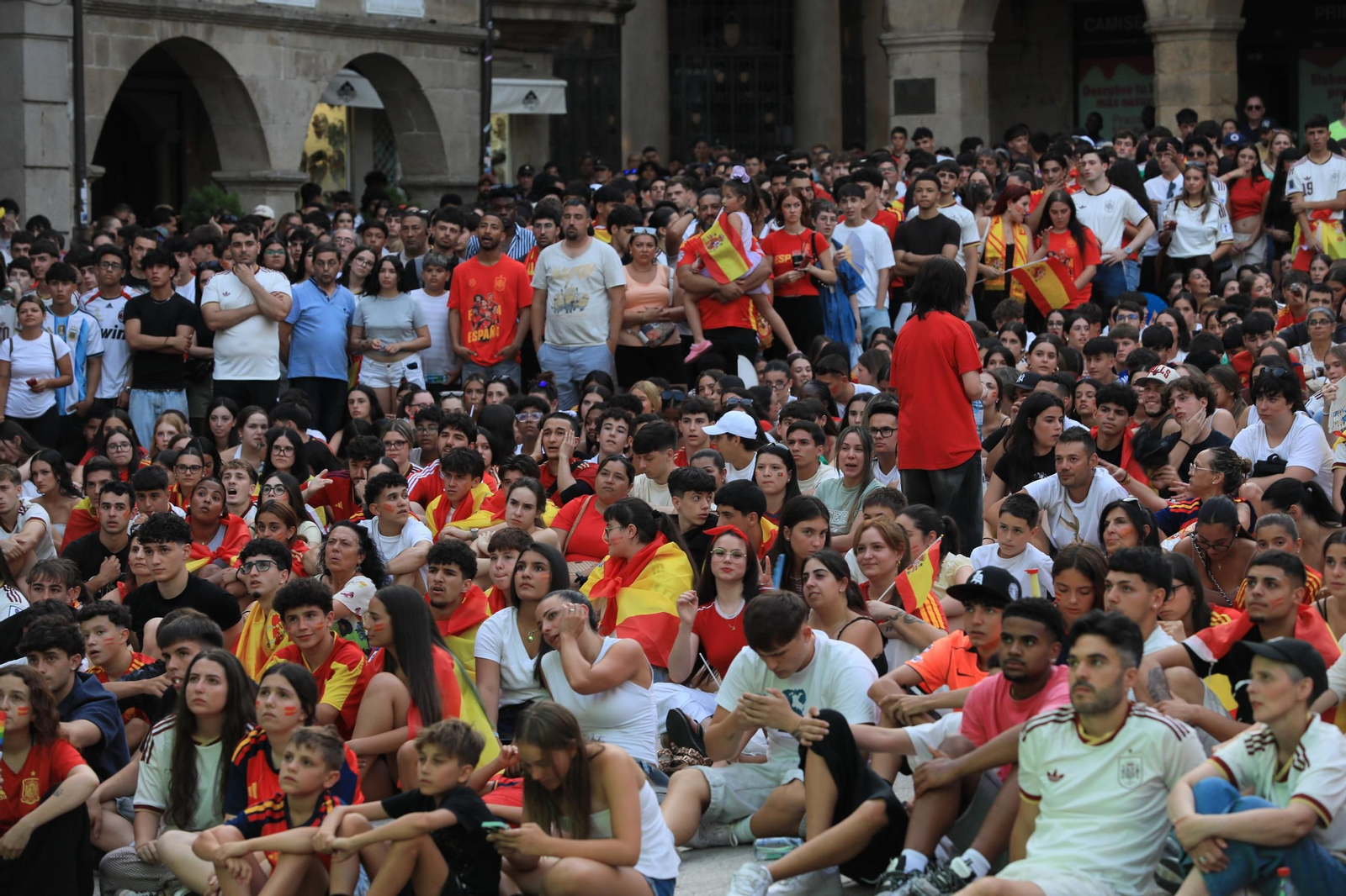 Galería | Ambiente y expectación en las terrazas de Ourense para disfrutar del partido de la selección española ante Portugal , en fotos