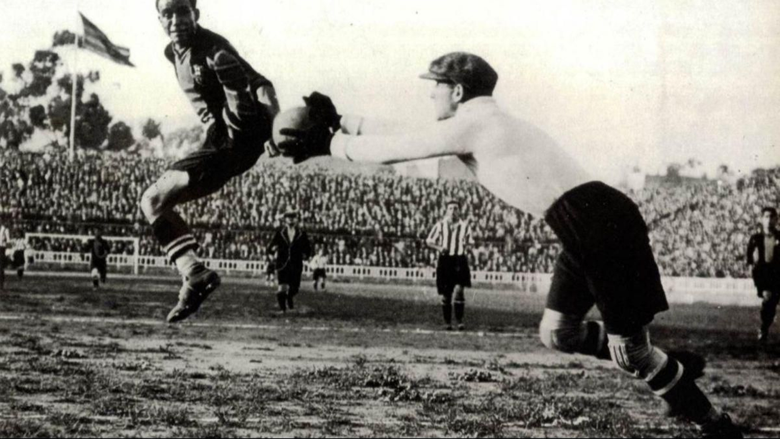 El legendario futbolista del FC Barcelona, José Samitier, durante un encuentro.