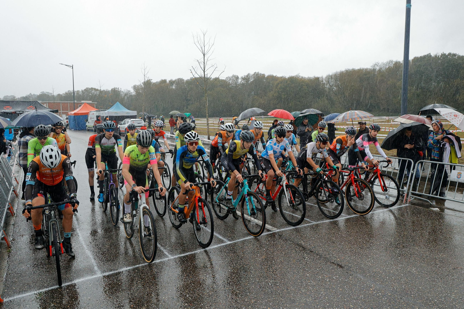 Galería | Más de 200 ciclistas compiten en el trofeo de ciclocross del Concello de Nigrán