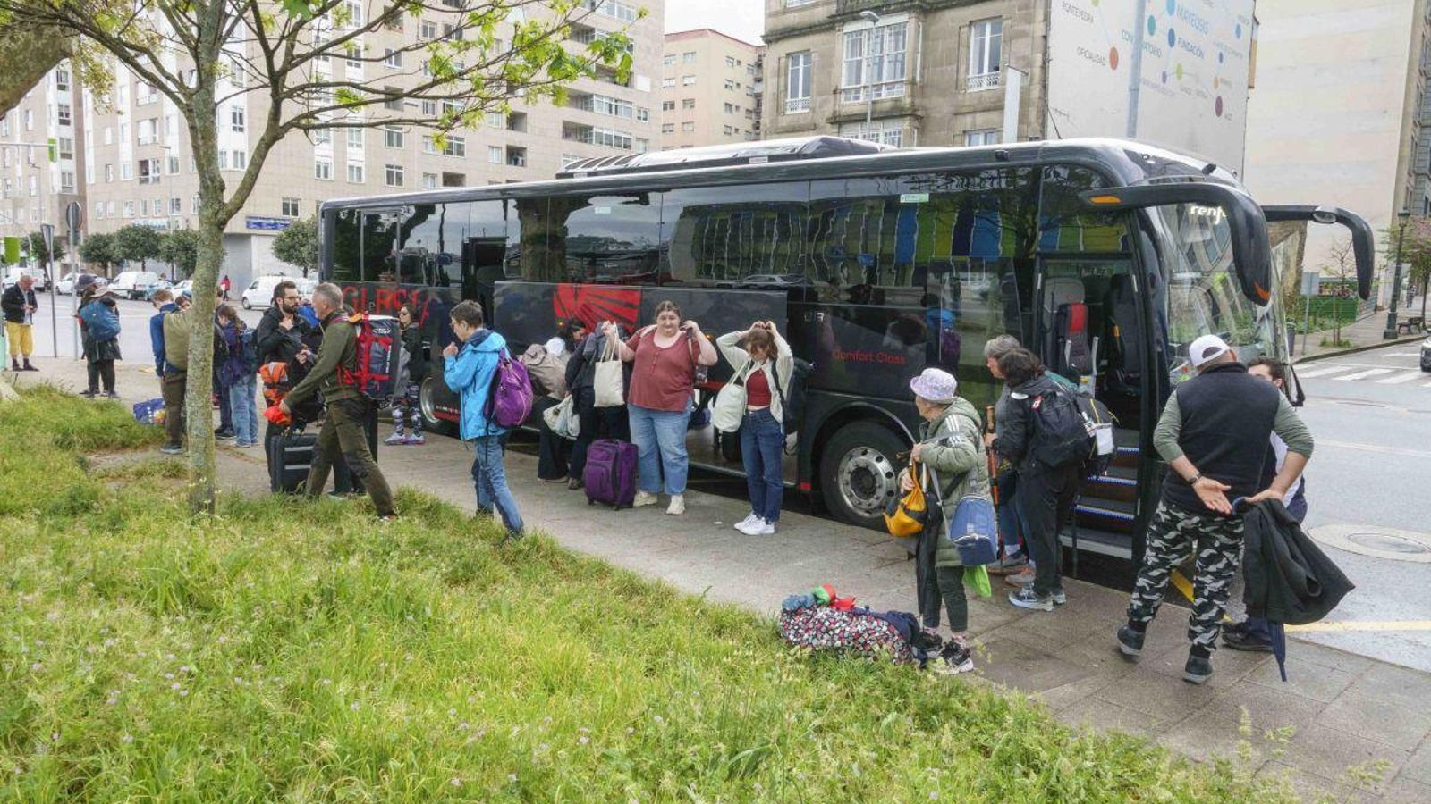 Autobuses proporcionados por Renfe, ayer en Guixar para trasladar viajeros