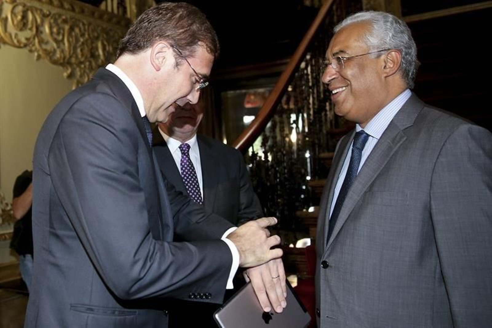 El líder de la coalición conservadora de Portugal, Pedro Passos Coelho, y el líder socialista, Antonio Costa.