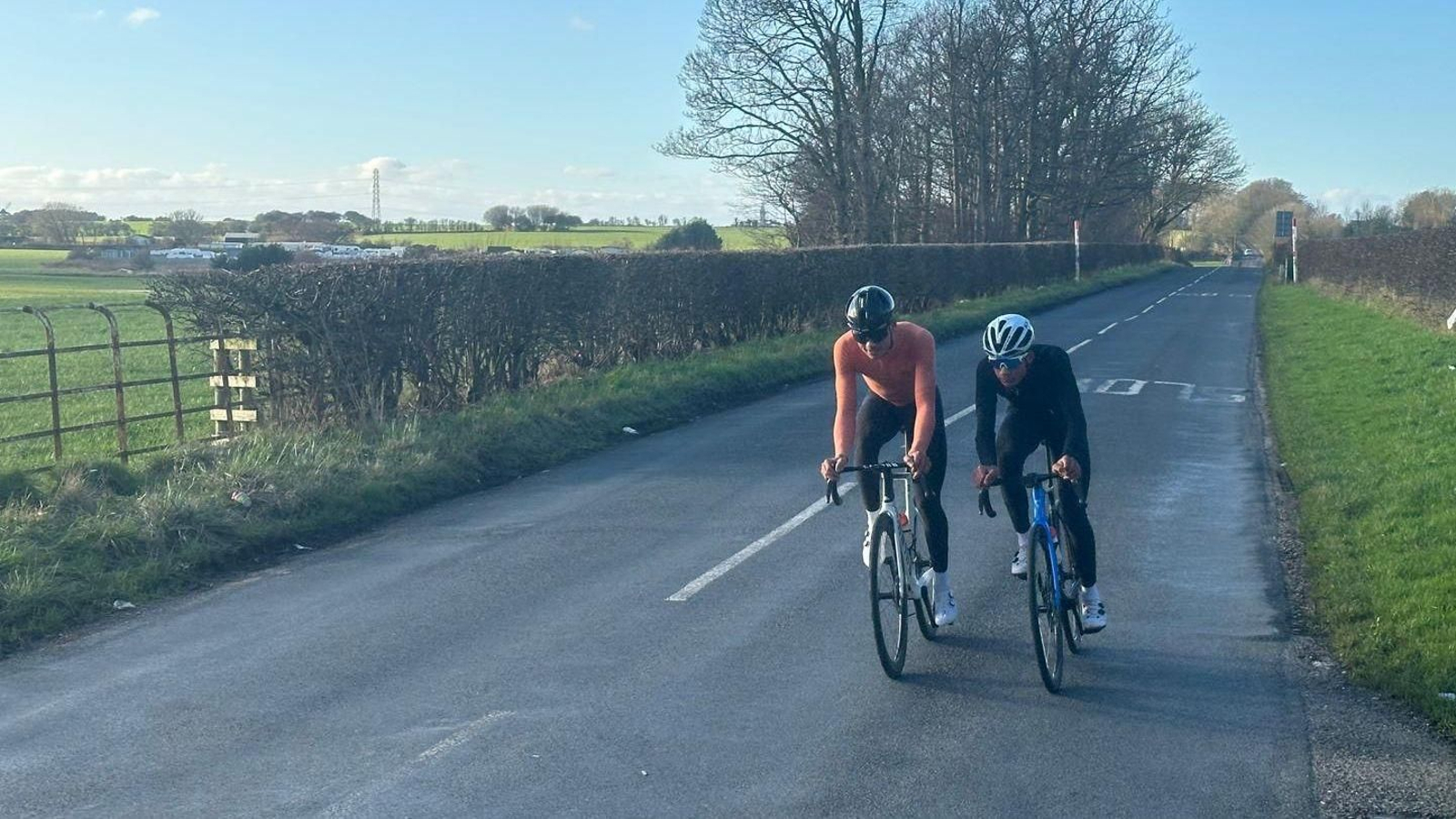 Deetray y Trayden, ingleses, entrenan en las carreteras de Blackpool.