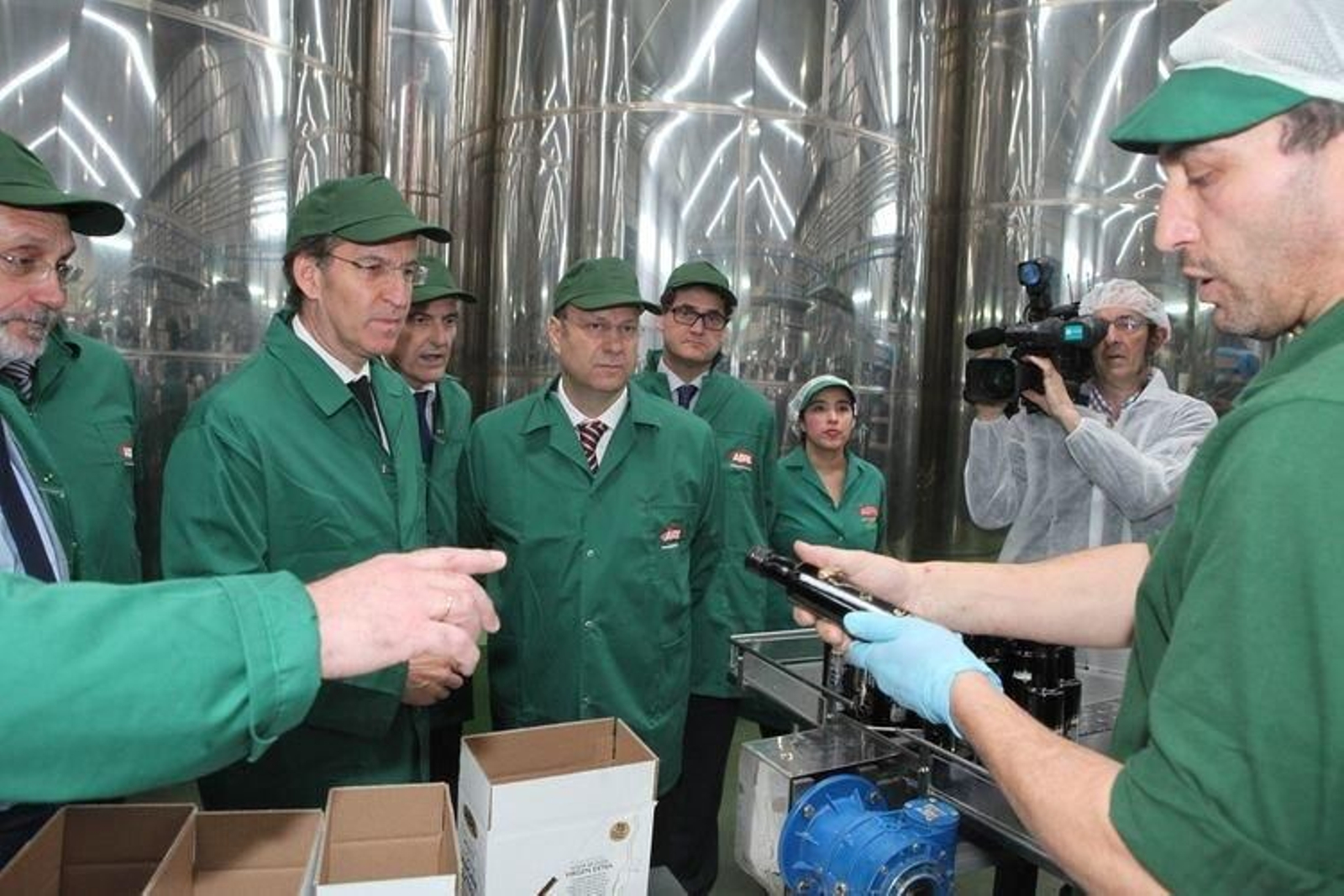 El presidente de la Xunta, Núñez Feijóo, y otras personalidades durante la inauguración de la planta de Aceites Abril. (MARCOS ATRIO)