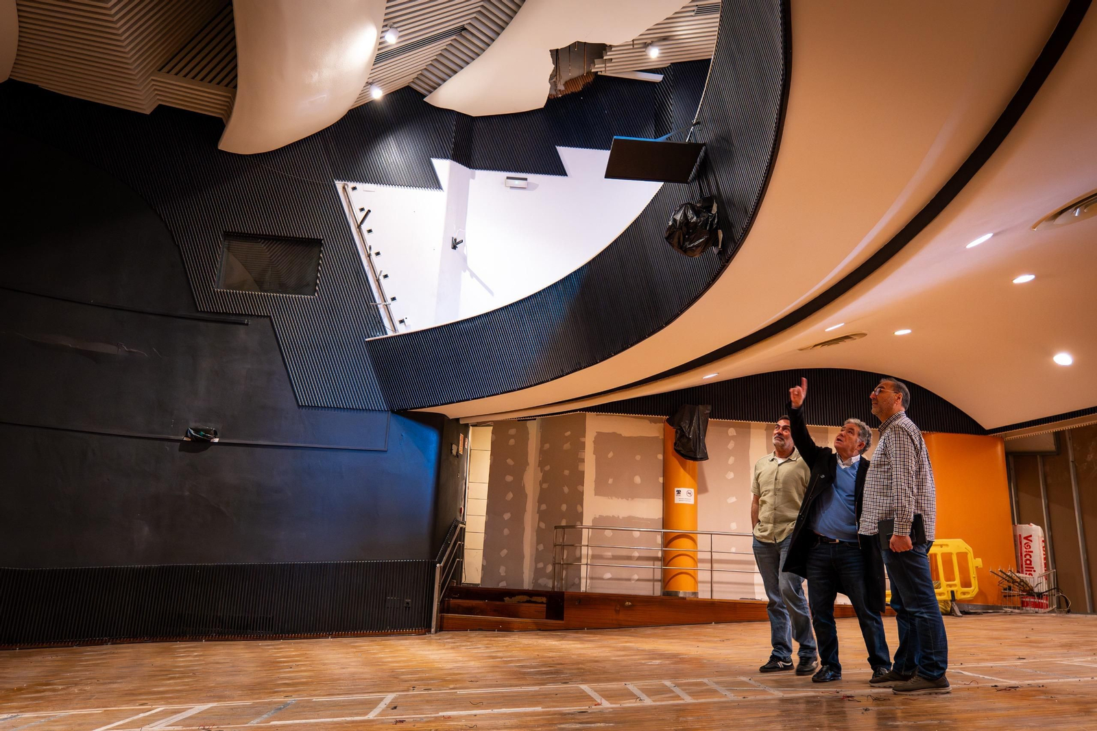 Lores, Demetrio Gómez y Ángel Velando ayer en la planta baja del Teatro Principal, sin butacas.
