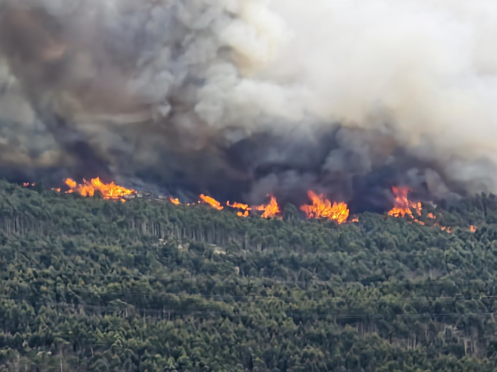 Galería | Las llamas devoran el monte Galleiro, entre Mos, Ponteareas y Pazos de Borbén