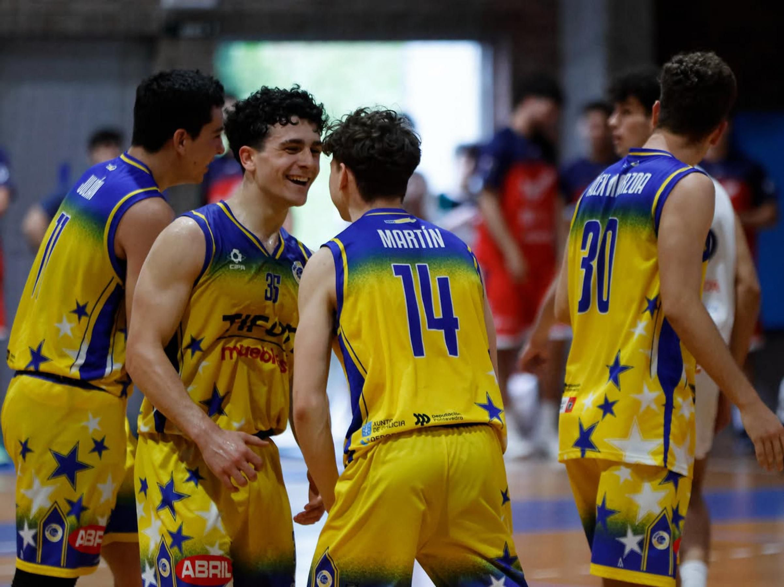 El Novobasket Vigo celebrando su ascenso por primera vez a Tercera FEB.